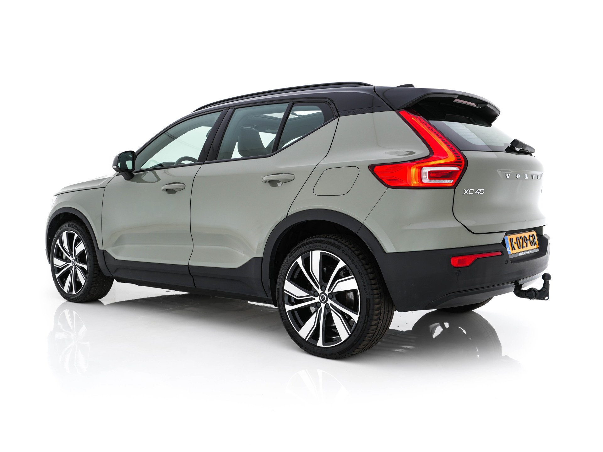 Volvo XC40 Recharge P8 AWD R-Design [ 3-Fase-11kW ] {SOH-90%} (INCL-BTW) Aut. *PANO | LEATHER-ALCANTARA | ADAPTIVE-CRUISE | DIGI-COCKPIT | FULL-LED | HARMAN/KARDON | CAMERA | NAVI-FULLMAP | ECC | PDC | KEYLESS | HEATED-SPORTSEATS | TOWBAR | 20''ALU*