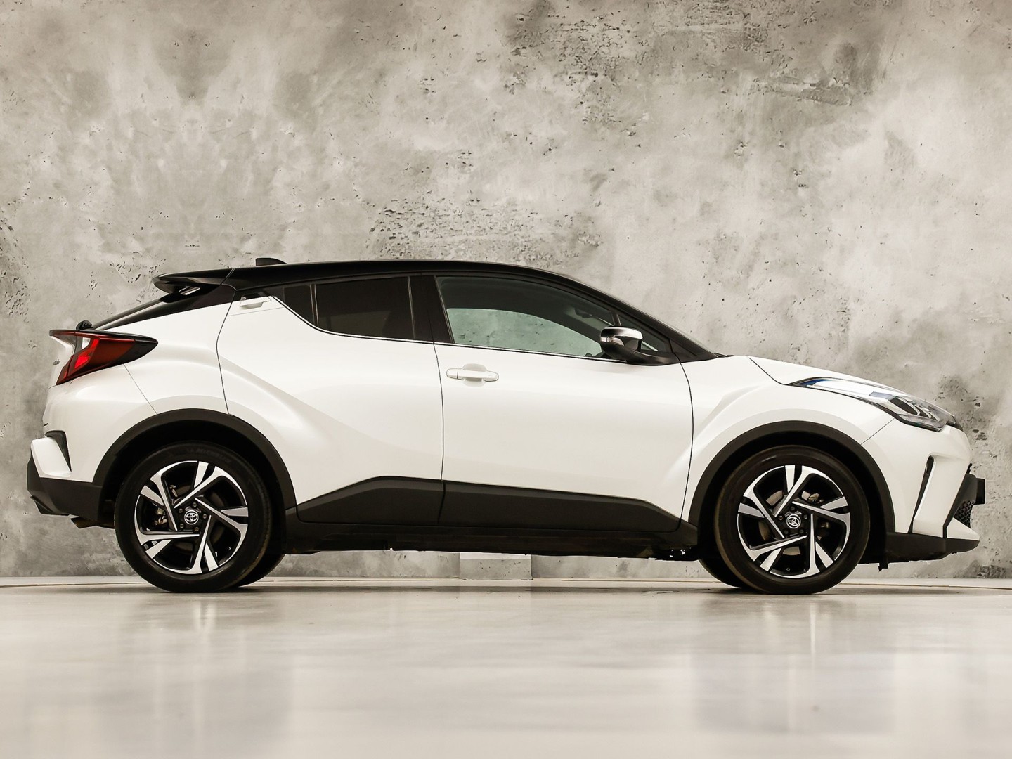Toyota C-HR 1.8 Hybrid Sport Automaat (GROOT NAVI, CLIMATE, CAMERA, STOELVERWARMING, SPORTSTOELEN, ADAPTIVE CRUISE, GETINT GLAS, KEYLESS, NIEUWSTAAT)