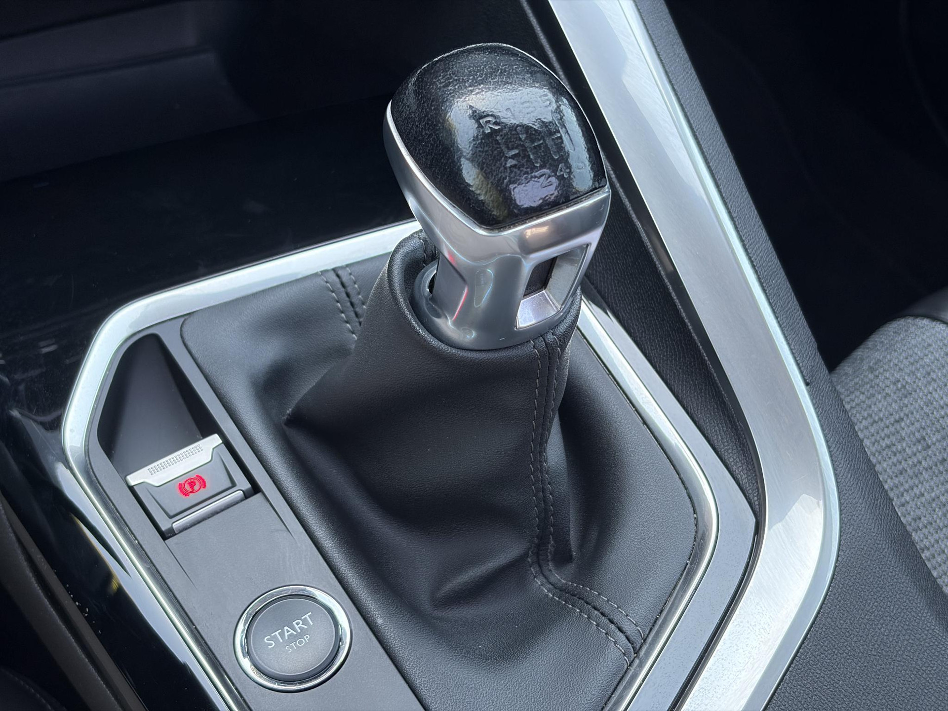 Peugeot 3008 1.2 PureTech Allure Distributieriem vv in 2025 l Pano l 360° Camera l Carplay l Dealer Onderhouden l Navi l Halfleder l Pdc l Keyless l 131pk l 6 Bak l Apk tot 12-2026