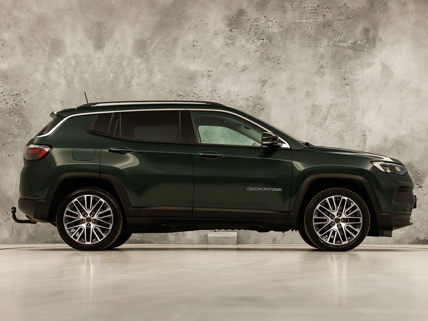 Jeep Compass 4xe 190 Plug-in Hybrid Electric Night Eagle. Automaat (NAP, APPLE CARPLAY, GROOT NAVI, LEDER, ADAPTIVE CRUISE, SPORTSTOELEN, GETINT GLAS, KEYLESS, NIEUWSTAAT)