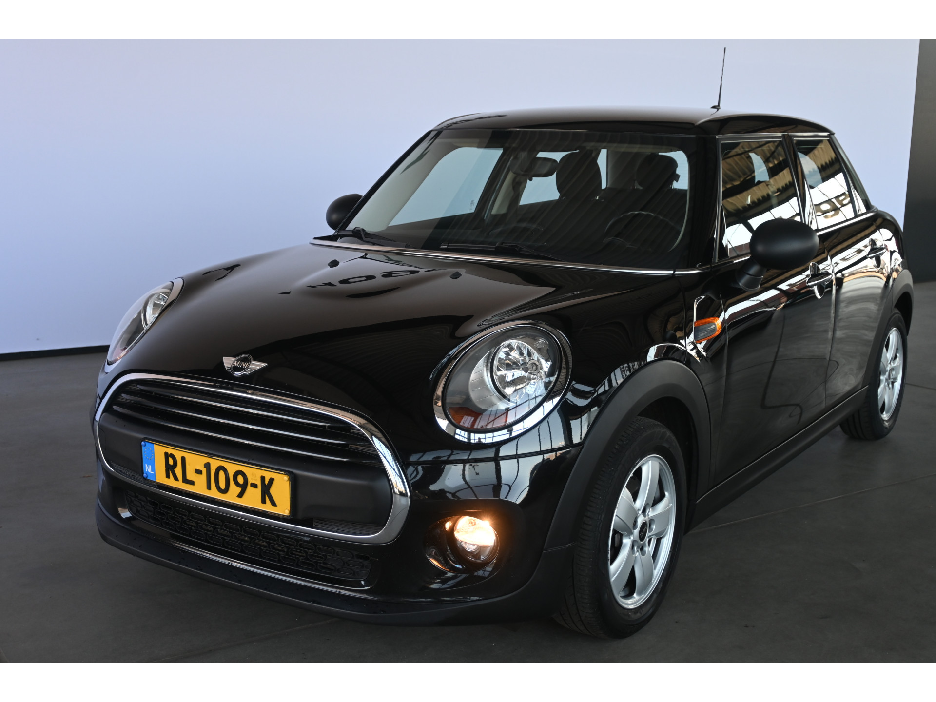 MINI Mini 1.5 Business Nap Airco Cruise control Navigatie Lichtmetaal Inruil mogelijk