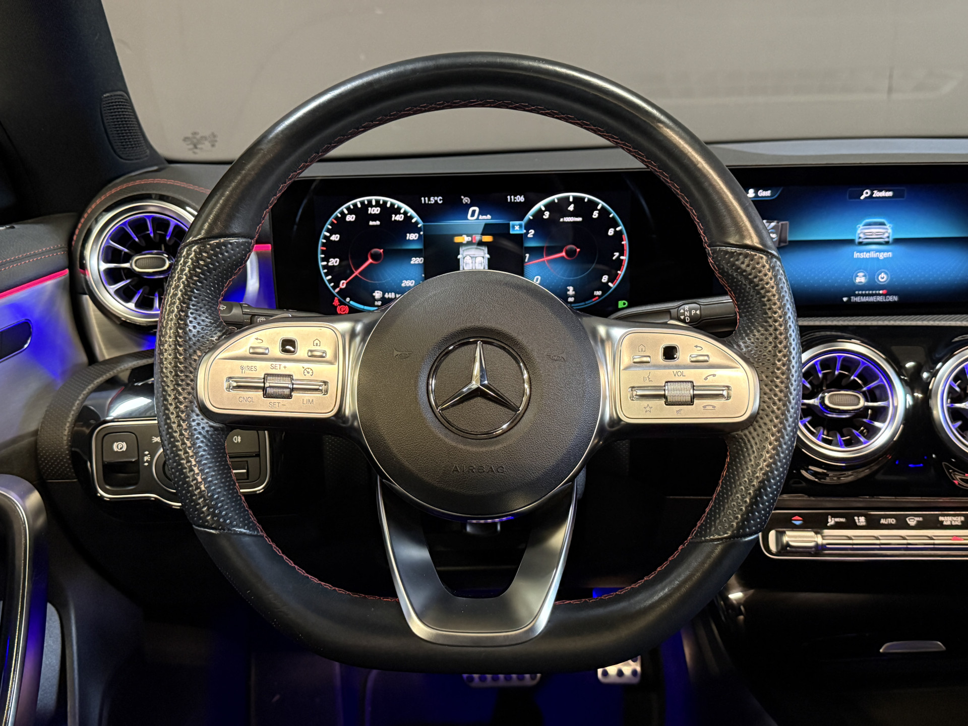 Mercedes-Benz CLA-klasse Shooting Brake 200 Business Solution AMG | Panoramadak | Sfeerverlichting | Multibeam
