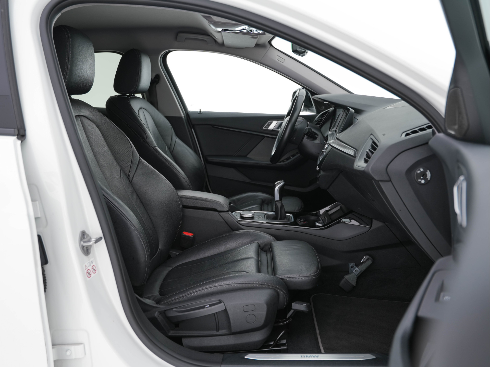 BMW 1-serie 118i High Executive Edition Sport-Line (INCL-BTW) *LEATHER | DIGI-COCKPIT | HARMAN/KARDON-AUDIO | FULL-LED | KEYLESS | NAVI-FULLMAP | DAB | CAMERA | ECC | CARPLAY | PDC | AMBIENT-LIGHT | CRUISE | SPORT-SEATS | 17"ALU*