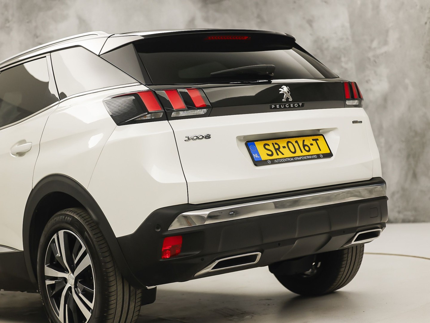Peugeot 3008 1.6 e-THP GT Line 165Pk Automaat (APPLE CARPLAY, PARELMOER, GROOT NAVI, GETINT GLAS, KEYLESS, SPORTSTOELEN, PARKEERSENSOREN, ZWART HEMEL, NIEUWSTAAT)