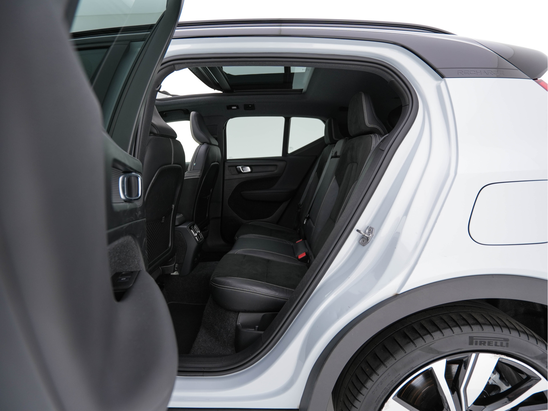 Volvo XC40 Recharge P8 AWD R-Design [ 3-Fase-11kW ] {SOH-89%} (INCL-BTW) *PANO | LEATHER-MICROFIBRE | DIGI-COCKPIT | FULL-LED | NAVI-FULLMAP | ECC | CARPLAY | PDC | KEYLESS | HEATED-SPORTSEATS | BLIS | PRIVACY-GLASS | 20"ALU*