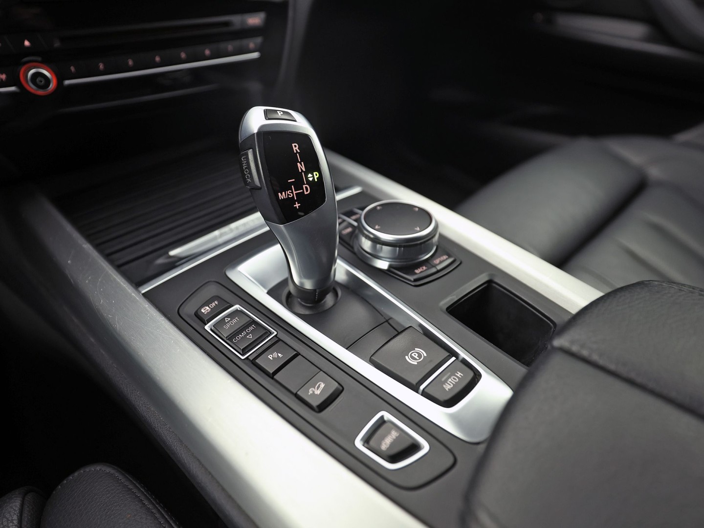 BMW X5 xDrive40e iPerformance High Executive 313Pk Automaat (GROOT NAVI, HEAD-UP DISPLAY, COMFORTSTOELEN MET GEHEUGEN, SFEERVERLICHTING, CAMERA, STOELVERWARMING, GETINT GLAS, NIEUWSTAAT)