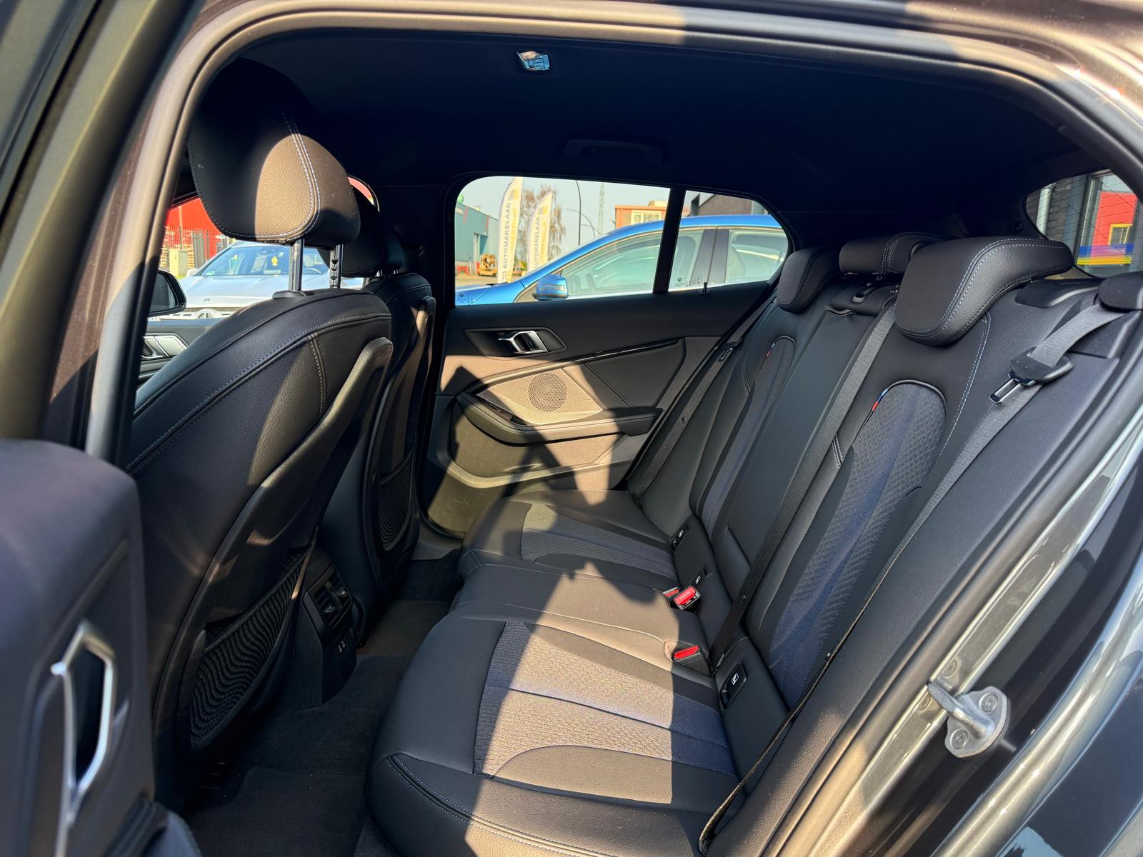 BMW 1-serie 116d Executive | 1E EIGENAAR | 3/6/12MND GARANTIE | AUTOMAAT | LED | CARPLAY | SFEERVERLICHTING | CRUISE | AIRCO |