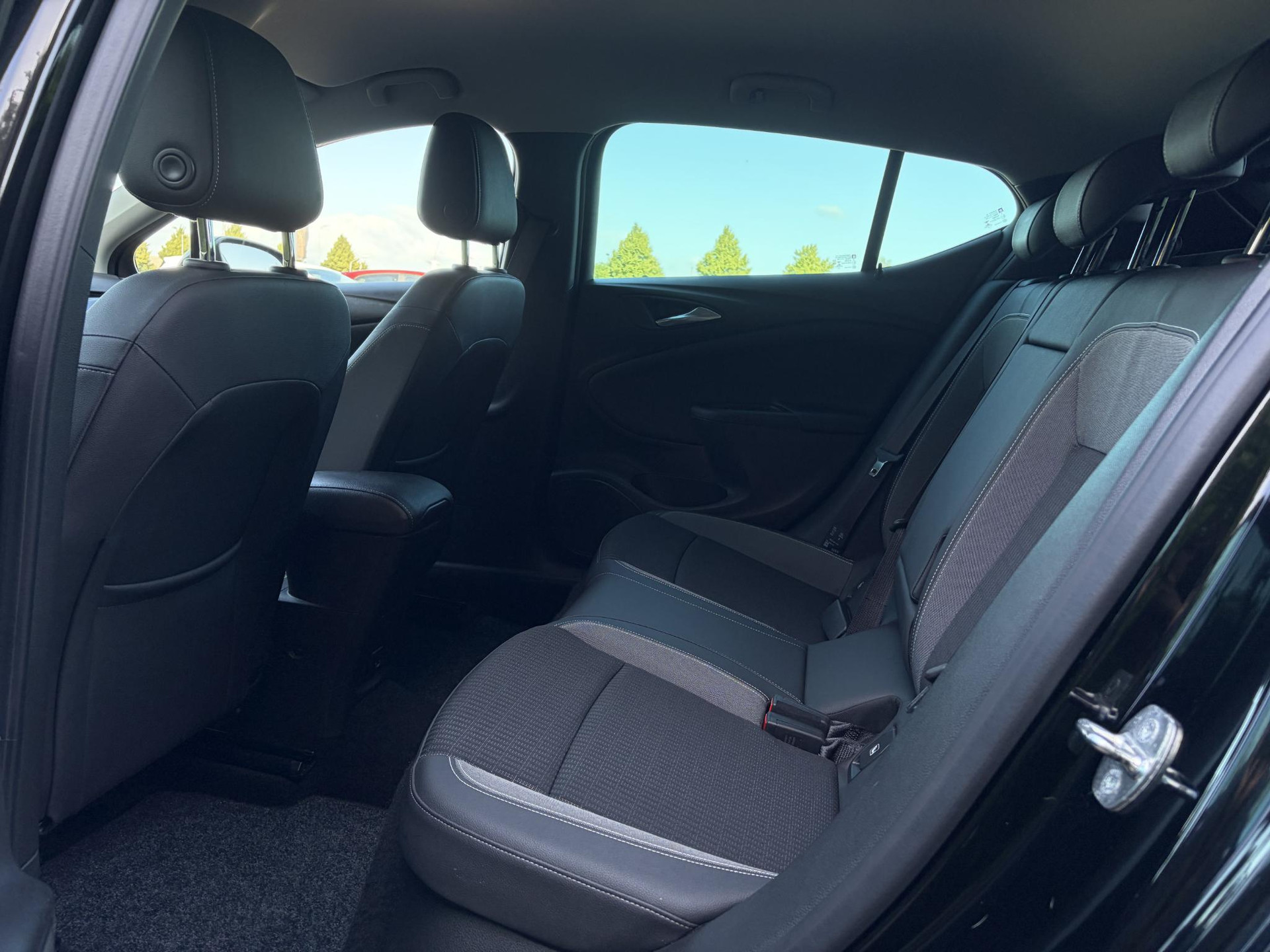 Opel Astra 1.2 Launch Elegance 2e Eigenaar,Camera,Stoelverw-Stuurverw,110pk,Navi,Carplay,Halfleder,Elekt.Stoel,6 Bak,Clima,Cruise,Lm velgen,Pdc V+A,N.A.P,Net beurt gehad,Apk tot 09-2028