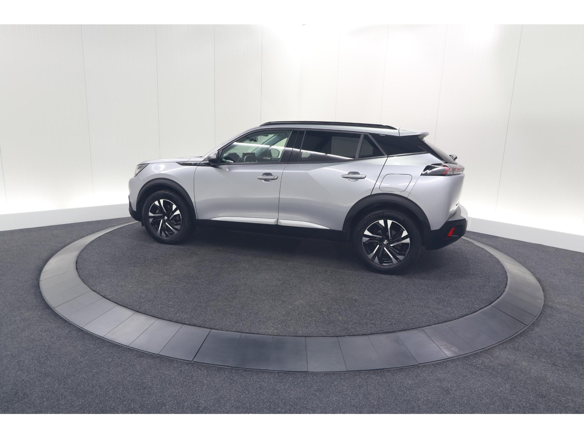 Peugeot e-2008 EV Allure 50 kWh | SOH=96.7 % | 3 Fase Laadfunctie | Camera | Navigatie | Parkeersensoren | Apple Carplay