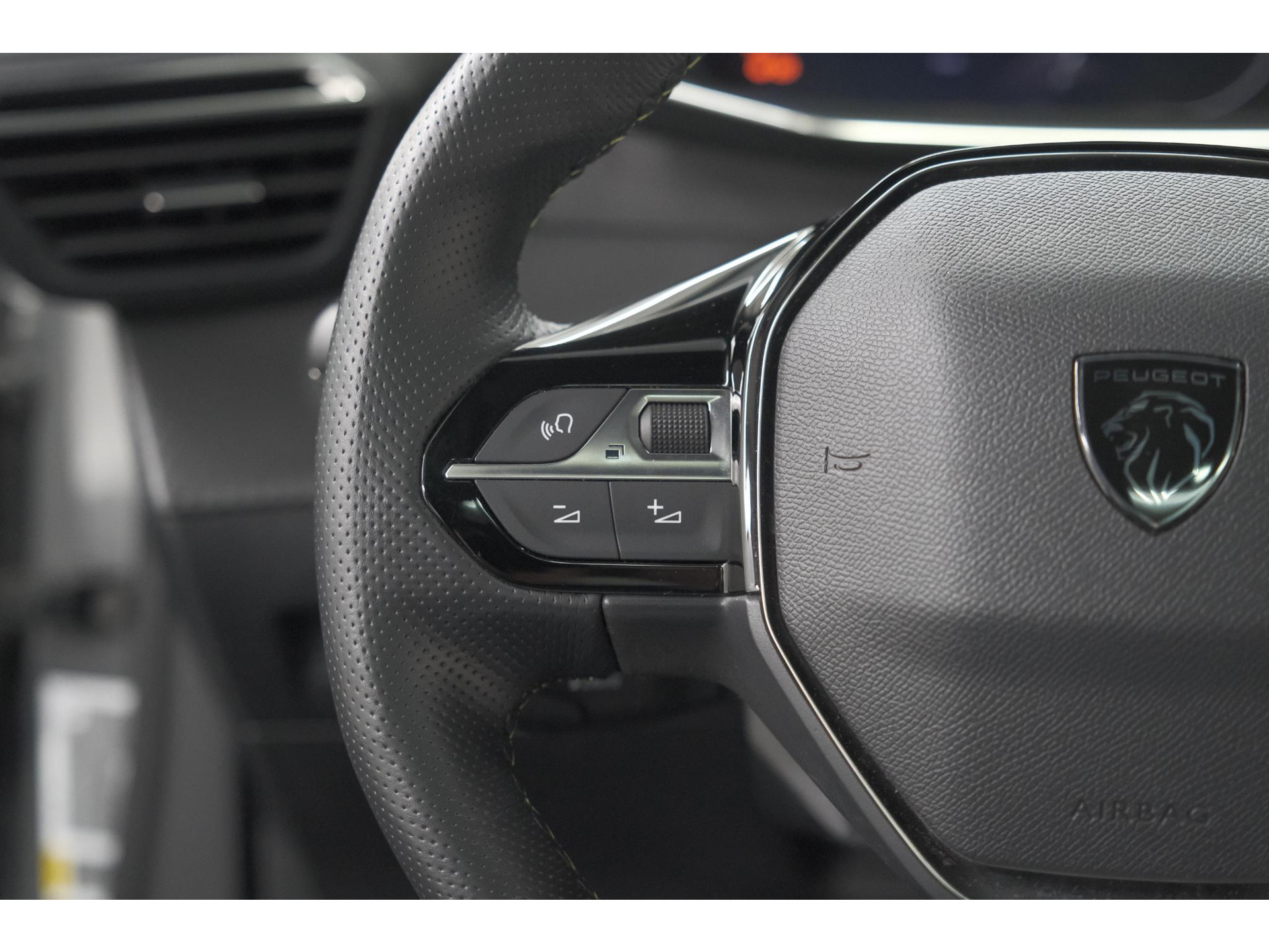 Peugeot e-2008 EV GT Avantage 54 kWh | 96.8% SOH | 11 KW Lader | 360 Camera | Panoramadak | Dodehoekdetectie