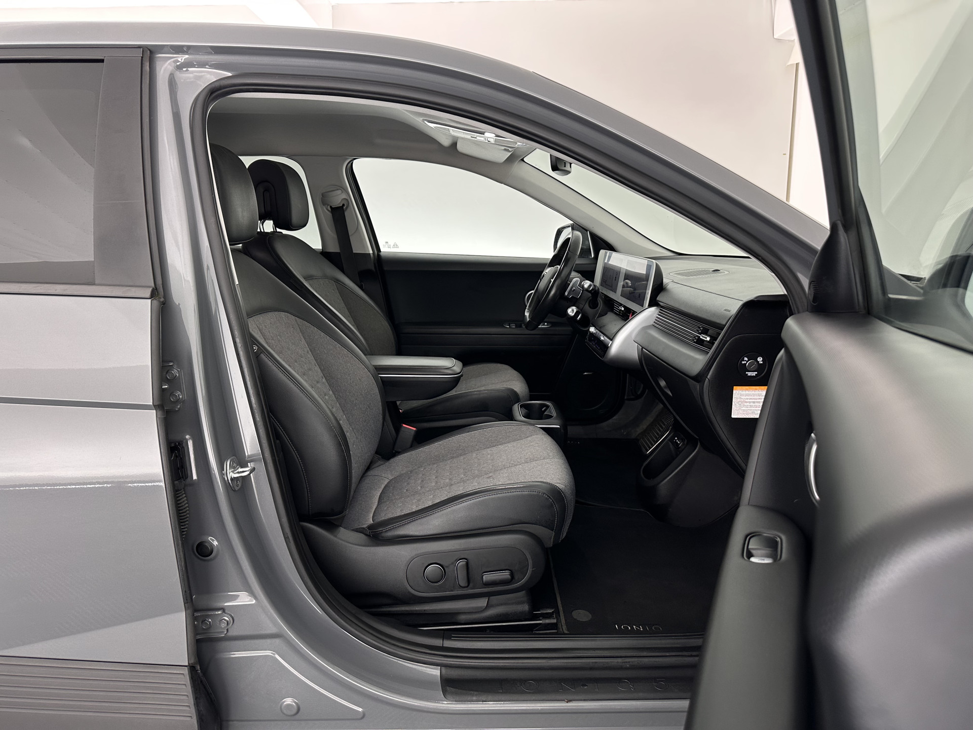 Hyundai IONIQ 5 Connect 73kWh [ 3-Fase-11kW ] {SOH-100%} (INCL-BTW) Aut *LEATHER-FABRIC | FULL-LED | DIGI-COCKPIT | AMBIENTLIGHT | DAB | SHIFTPADDLES | HEAD-UP | NAVI-FULLMAP | KEYLESS | CAMERA | HEATED-COMFORTSEATS | TOWBAR | PRIVACYGLASS  | 19"AL