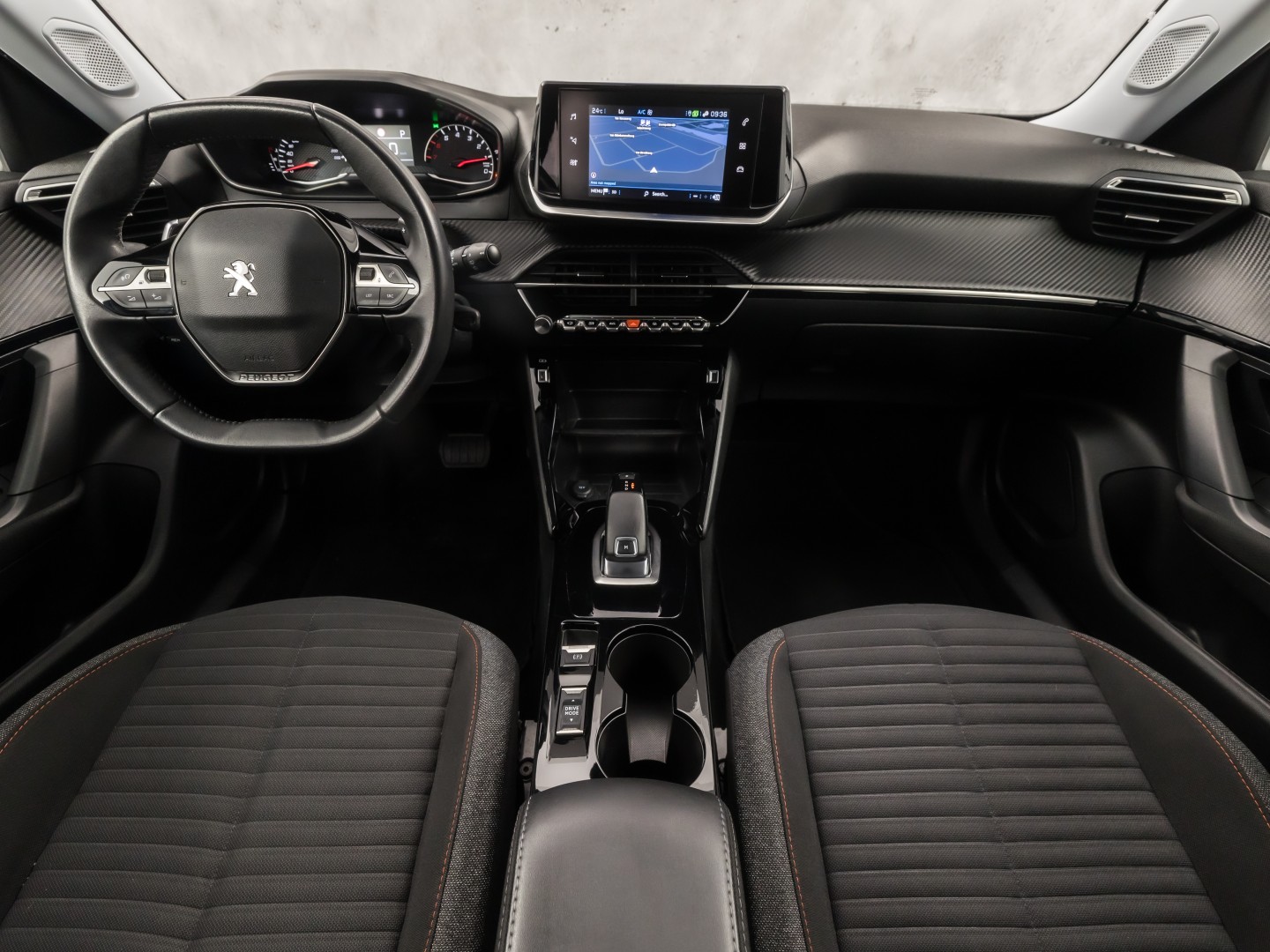 Peugeot 2008 1.2 PureTech Sport 131Pk Automaat (APPLE CARPLAY, GROOT NAVI, LM VELGEN, SPORTSTOELEN, PARKEERSENSOREN, LANE ASSIST, NIEUWSTAAT)