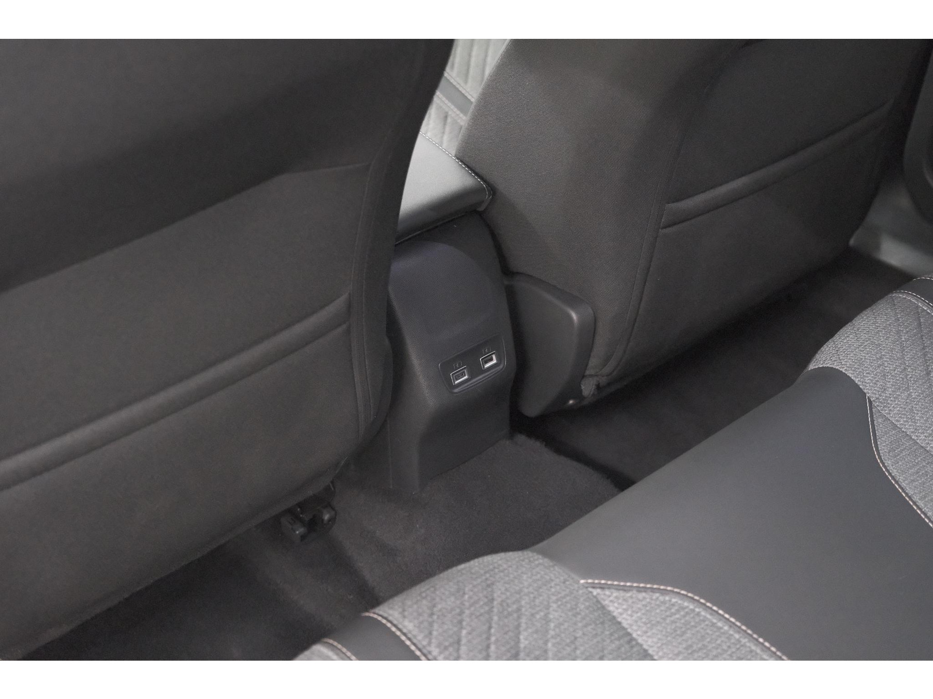 Peugeot e-2008 EV Allure 54 kWh | 97,2% SOH | 11 KW Lader | Apple Carplay | Parkeersensoren