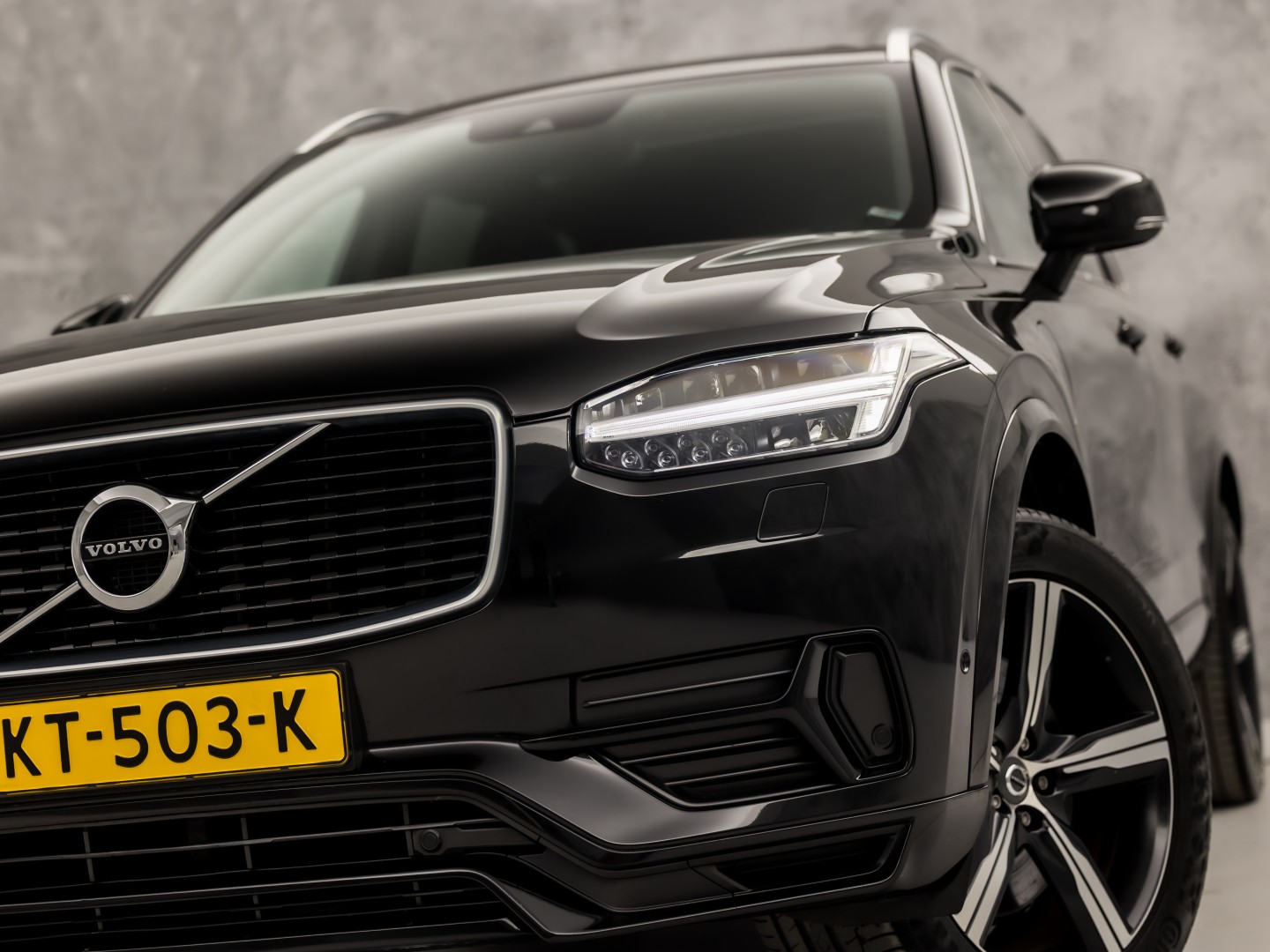 Volvo XC90 2.0 T8 Twin Engine AWD R-Design 7 Persoons 408Pk Automaat (PANORAMADAK, 1e EIGENAAR, LUCHTVERING, APPLE CARPLAY, BOWERS&WILKINS, HEAD-UP DISPLAY, STUUR/STOELVERWARMING, CAMERA, ELEK ACHTERKLEP, NIEUWSTAAT)
