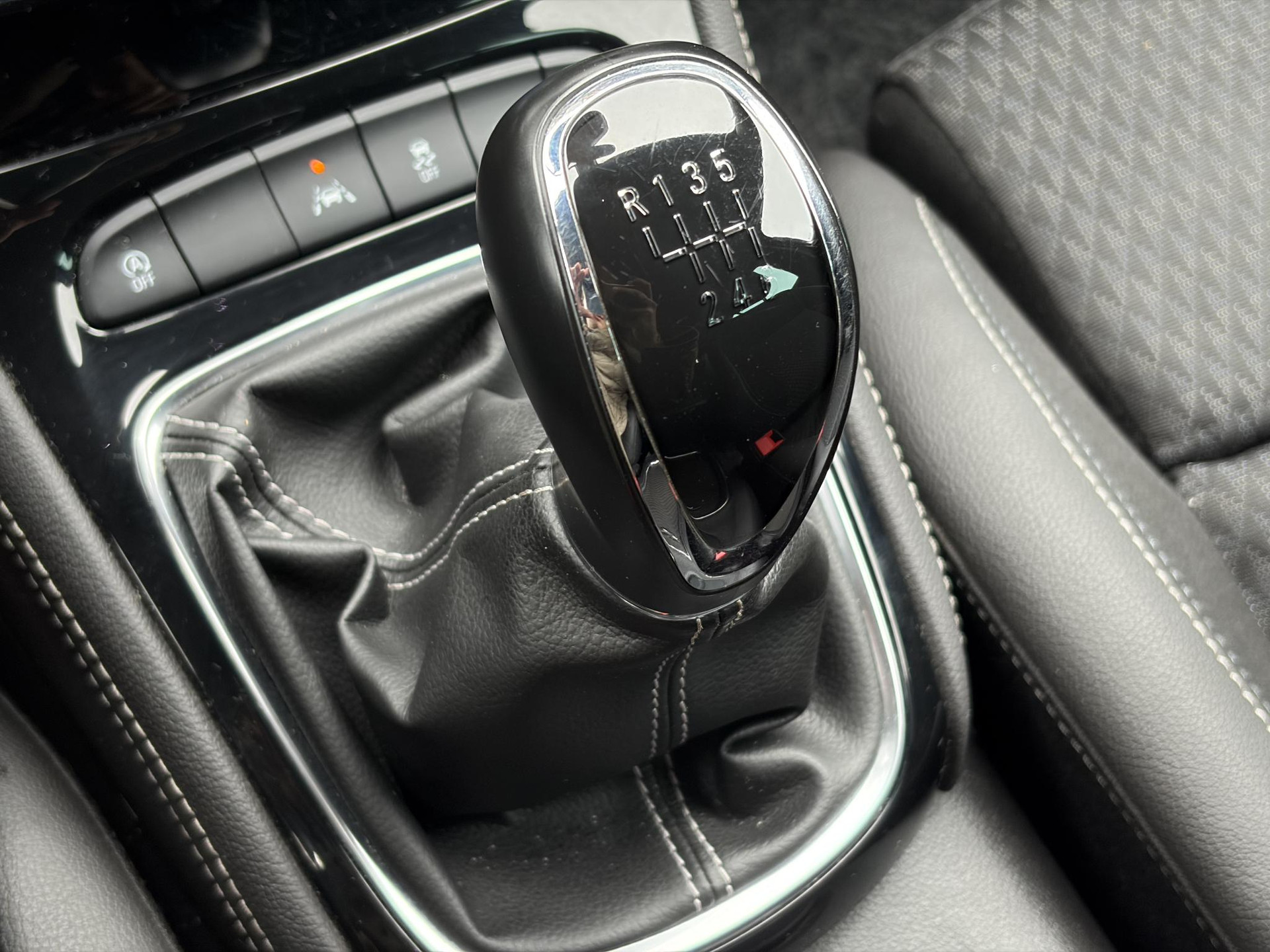 Opel Astra Sports Tourer 1.4 Innovation Dealer Onderhouden l 150pk l Carplay l 2e Eigenaar l Camera l Trekhaak l Keyless l Navi l Halfleder l Pdc V+A l 6 Bak l Clima l Cruise l Rijstrooksensor l Dodehoeksensor l N.A.P l Apk tot 01-2027