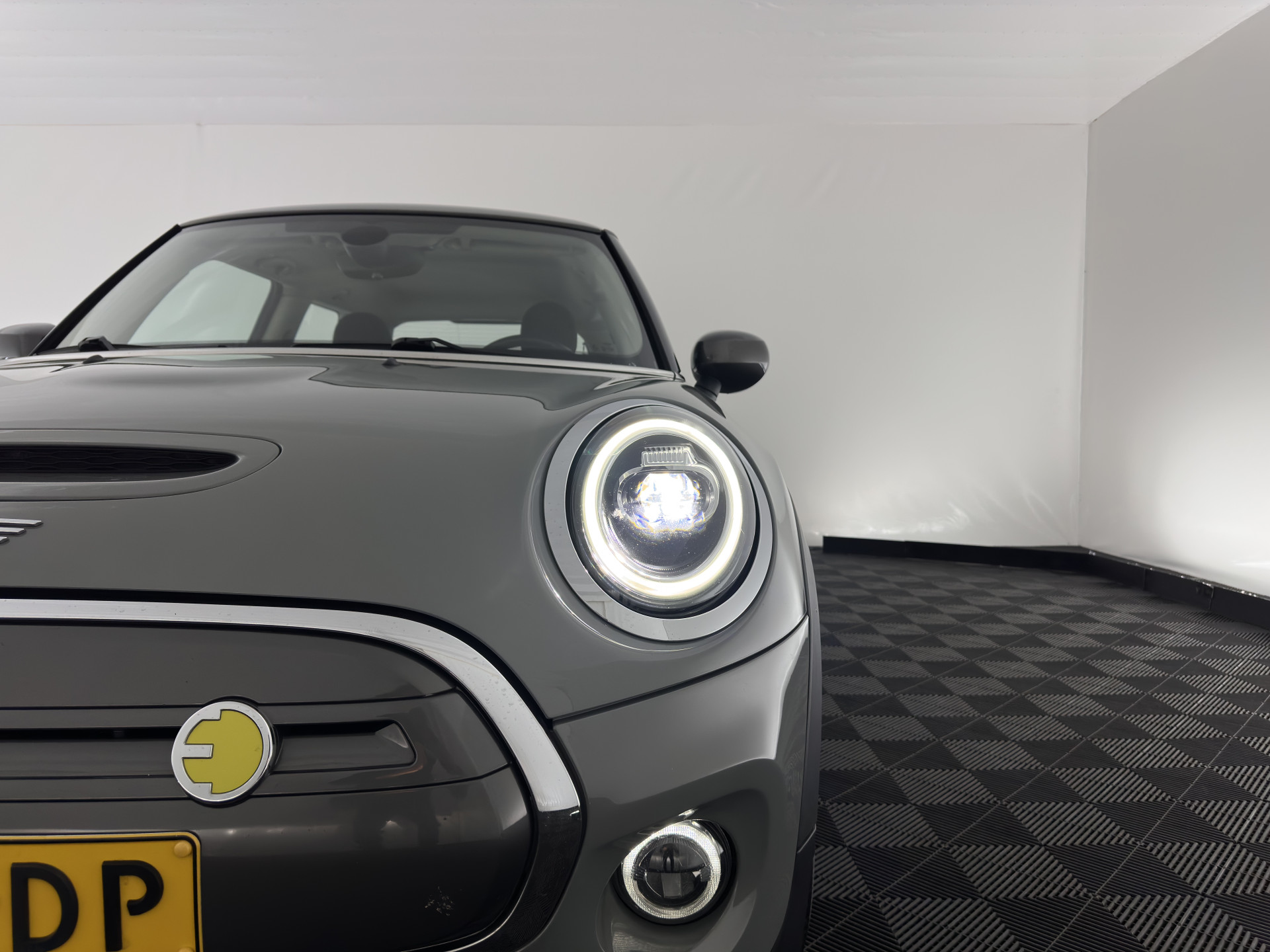 MINI Mini Electric Basic 33 kWh [ 3-Fase ] (SOH-100%) (INCL-BTW) Aut. *HEATPUMP | FULL-LED | SPORT-SEATS | NAVI-FULLMAP | DIGI-COCKPIT | DAB+ | ECC | CCS-FASTLOADER | UNION-JACK | KEYLESS | CRUISE | AMBIENT-LIGHT | 16''ALU*