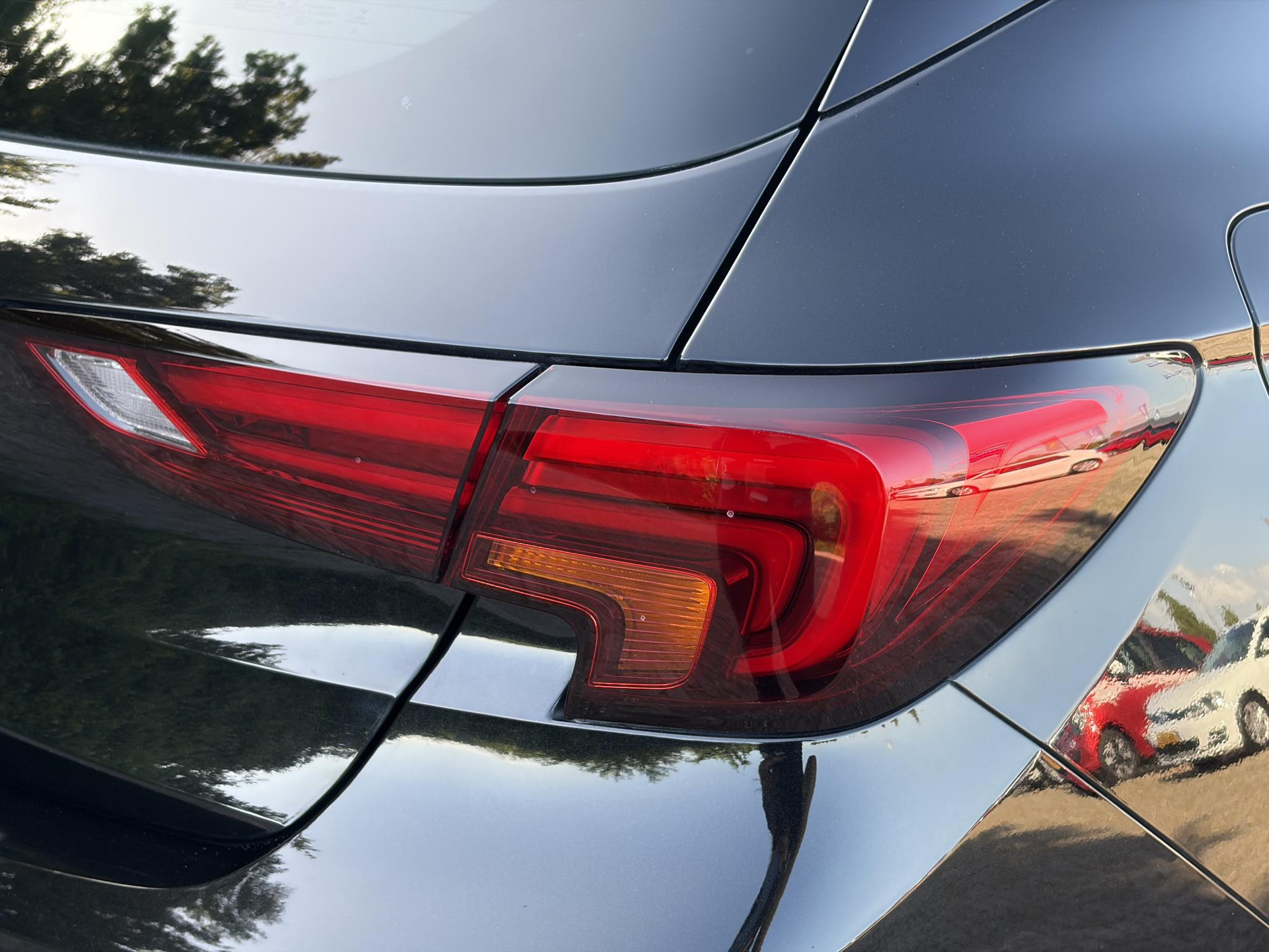 Opel Astra 1.2 Launch Elegance 2e Eigenaar,Camera,Stoelverw-Stuurverw,110pk,Navi,Carplay,Halfleder,Elekt.Stoel,6 Bak,Clima,Cruise,Lm velgen,Pdc V+A,N.A.P,Net beurt gehad,Apk tot 09-2028