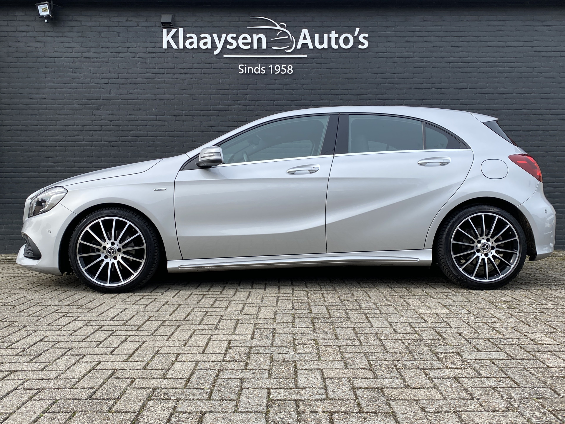 Mercedes-Benz A-klasse 180 Business Solution AMG Edition AUT. | leder/alcantara | 18 inch AMG velgen | navigatie | sportstoelen | sfeerverl.