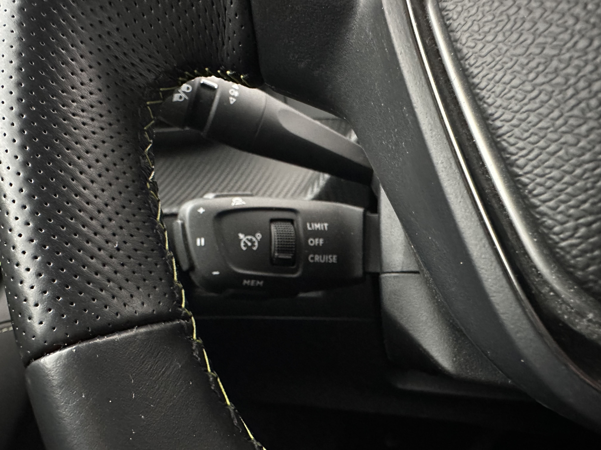 Peugeot e-208 EV GT 350 50 kWh [ 3-Fase ] {SOH-88%} (INCL-BTW) *HEATPUMP | LEATHER-ALCANTARA | FULL-LED | DIGI-COCKPIT | BLINDSPOT | CAMERA | AMBIENT-LIGHT | NAVI-FULLMAP | LANE-ASSIST | KEYLESS | DAB | PRIVACY-GLASS | HEATED-SPORTSEATS | ...