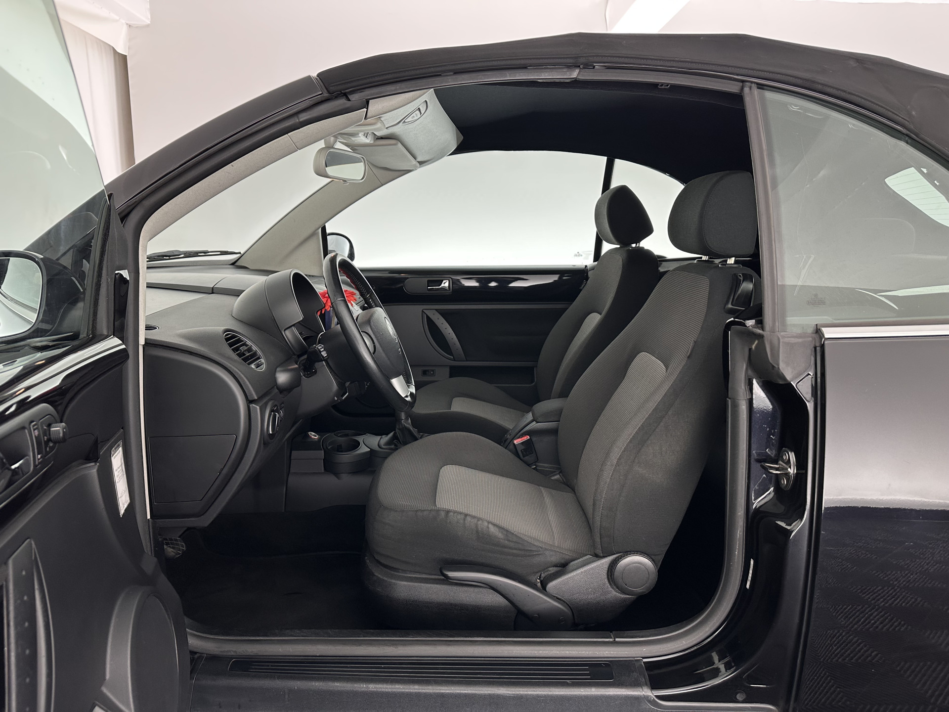 Volkswagen New Beetle Cabriolet 1.6 Highline *AIRCO | CRUISE | COMFORTSEATS | RADIO-CD/MP3 | 17''ALU*