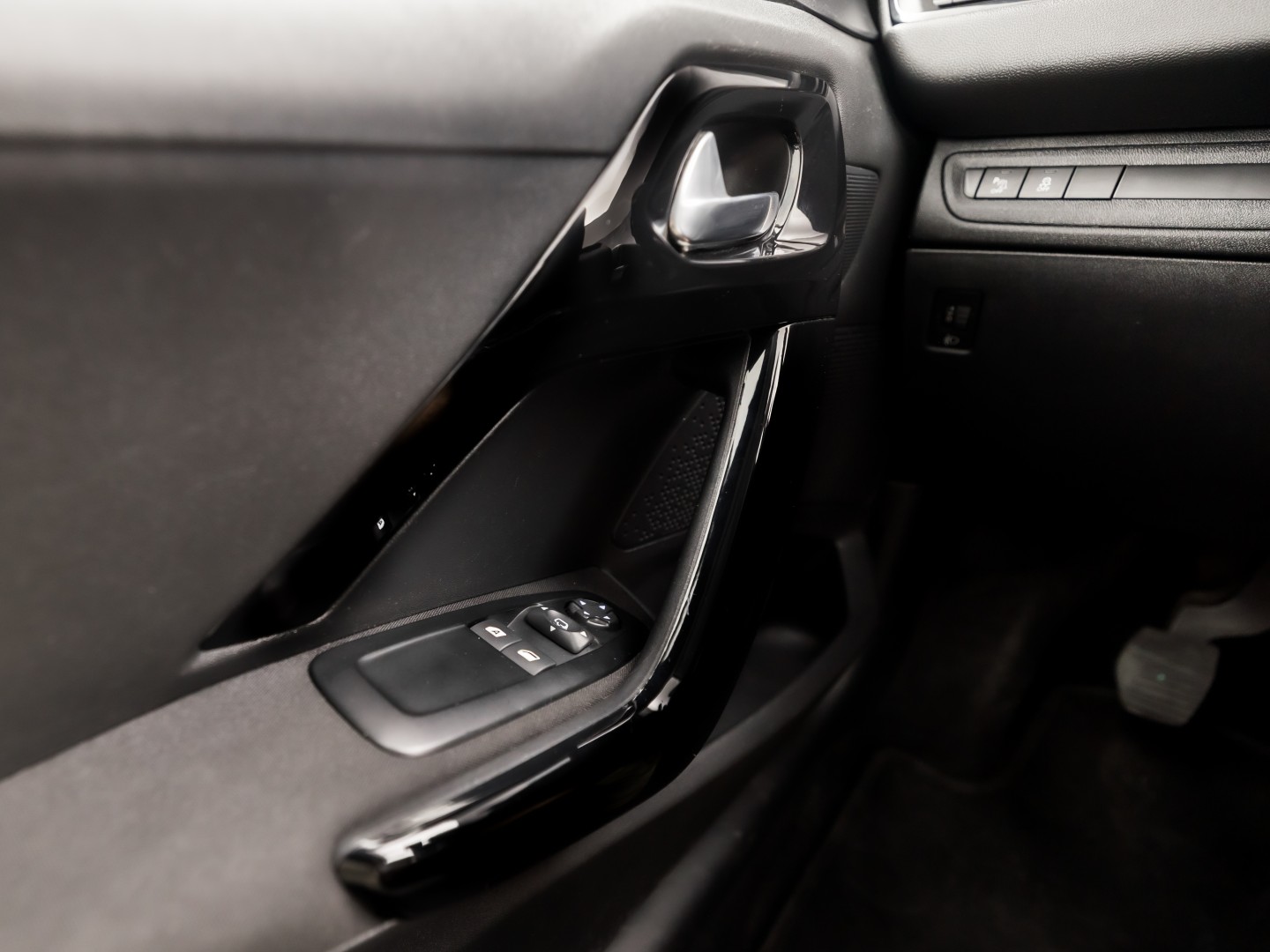 Peugeot 208 1.2 VTi Deluxe Sport (NAVIGATIE, CLIMATE, CRUISE, SPORTSTOELEN, PARKEERSENSOREN, NIEUWSTAAT)