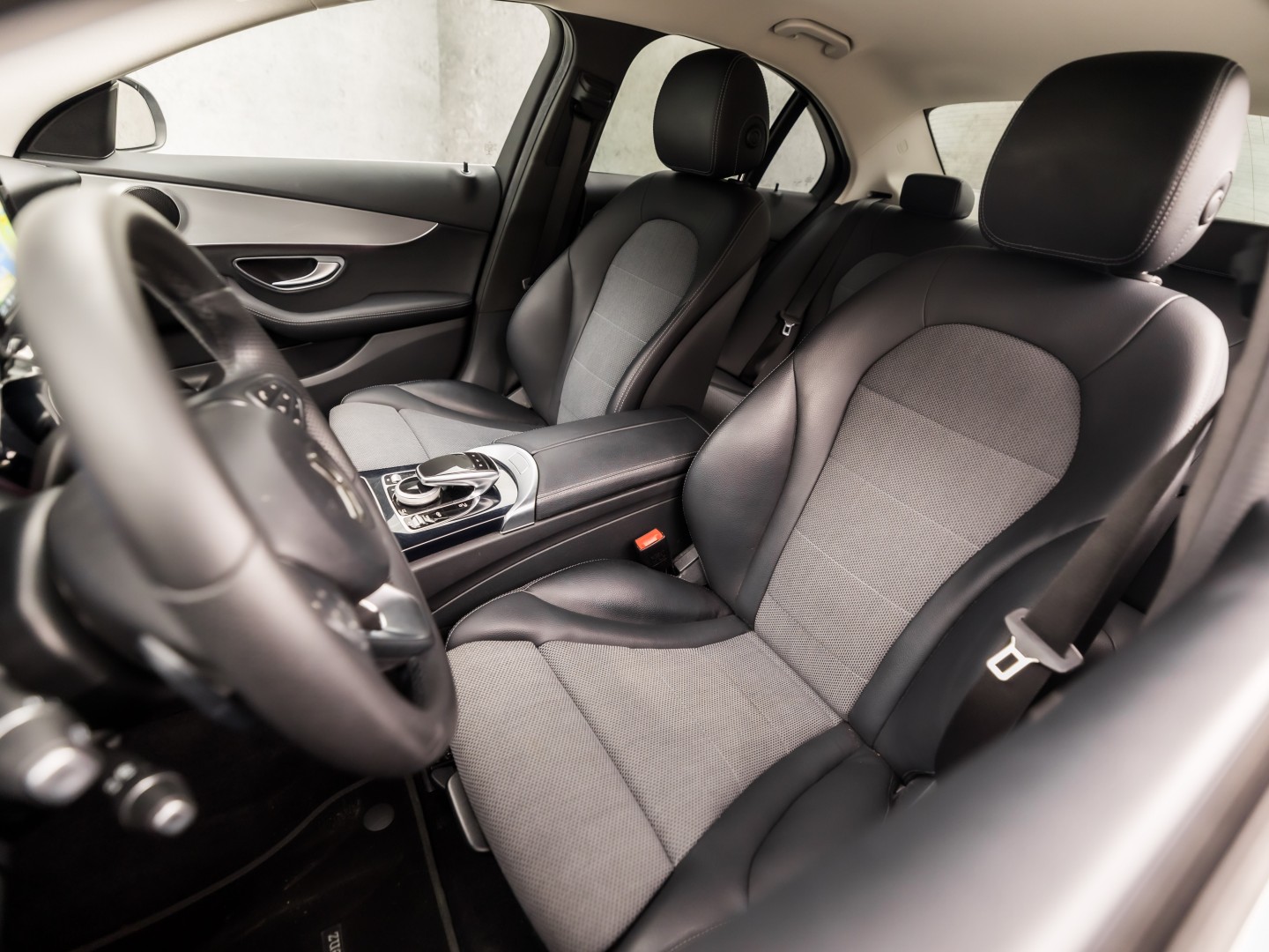 Mercedes-Benz C-Klasse 350 e AMG Sport 279Pk Automaat (NAVIGATIE, LUCHTVERING, ORG. NL, GETINT GLAS, ELEK SPORTSTOELEN, LEDER, CRUISE, KEYLESS START, TREKHAAK, NIEUWSTAAT)