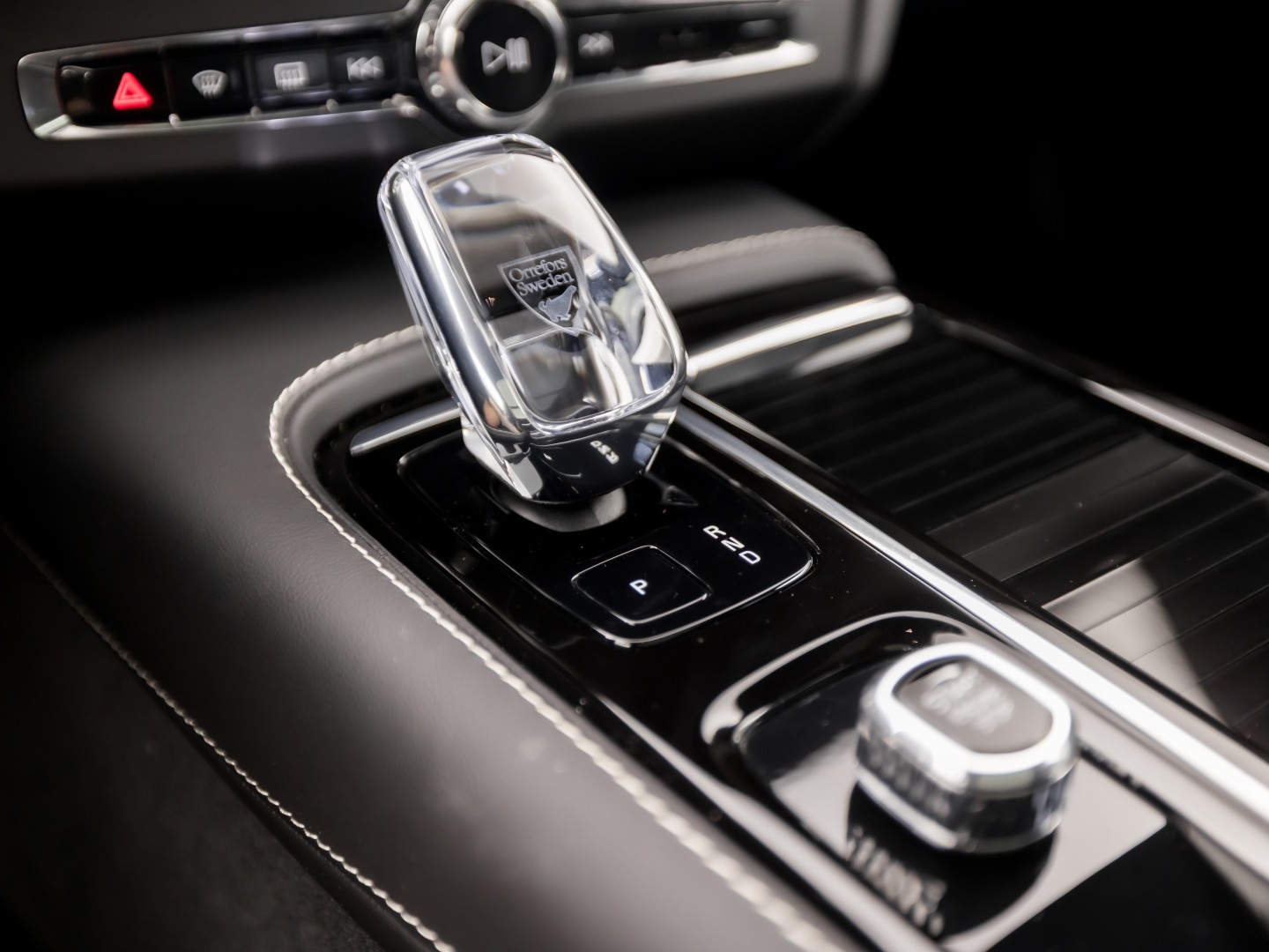 Volvo V90 2.0 T6 Plug-in hybrid AWD Ultimate Dark 350Pk Automaat (PANORAMADAK, HARMAN/KARDON, LUCHTVERING, MEMORY SEATS, 360 CAMERA, HEAD-UP DISPLAY, STUUR/STOELVERWARMING, ZWART HEMEL, NIEUWSTAAT)