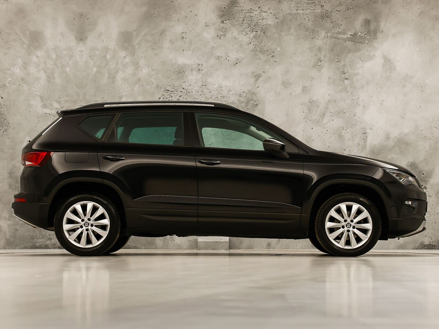 SEAT Ateca 1.0 TSI Sport (GROOT NAVI, APPLE CARPLAY, CAMERA, GETINT GLAS, LM VELGEN, CLIMATE, AUTOMATISCH INPARKEREN, NIEUWE APK)