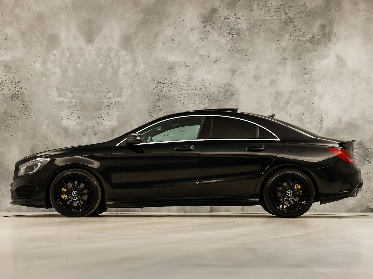 Mercedes-Benz CLA-Klasse 250 AMG Sport 211Pk Automaat (PANORAMADAK, STERRENHEMEL, NAVIGATIE, RODE GORDELS, LEDER/ALCANTARA, STOELVERWARMING, SPORTSTOELEN, GETINT GLAS, CRUISE, NIEUWSTAAT)