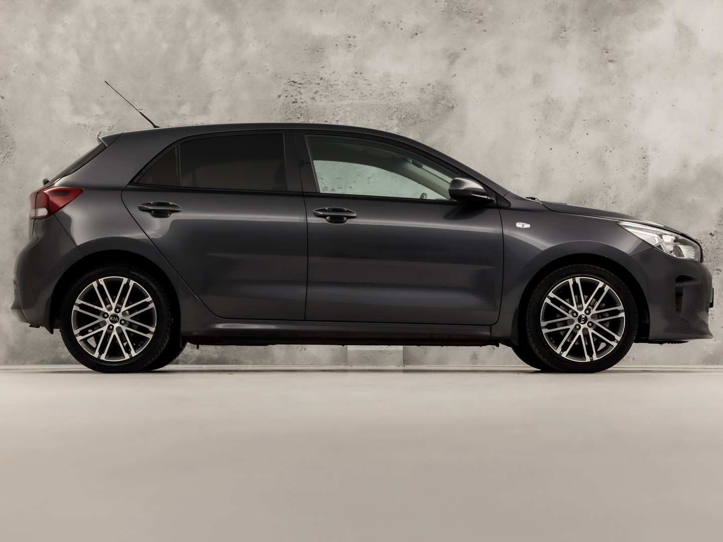 Kia Rio 1.4 DynamicLine Sport Automaat (STUUR/STOELVERWARMING, GETINT GLAS, CAMERA, SPORTSTOELEN, LM VELGEN, ELEK PAKKET, NIEUWSTAAT)