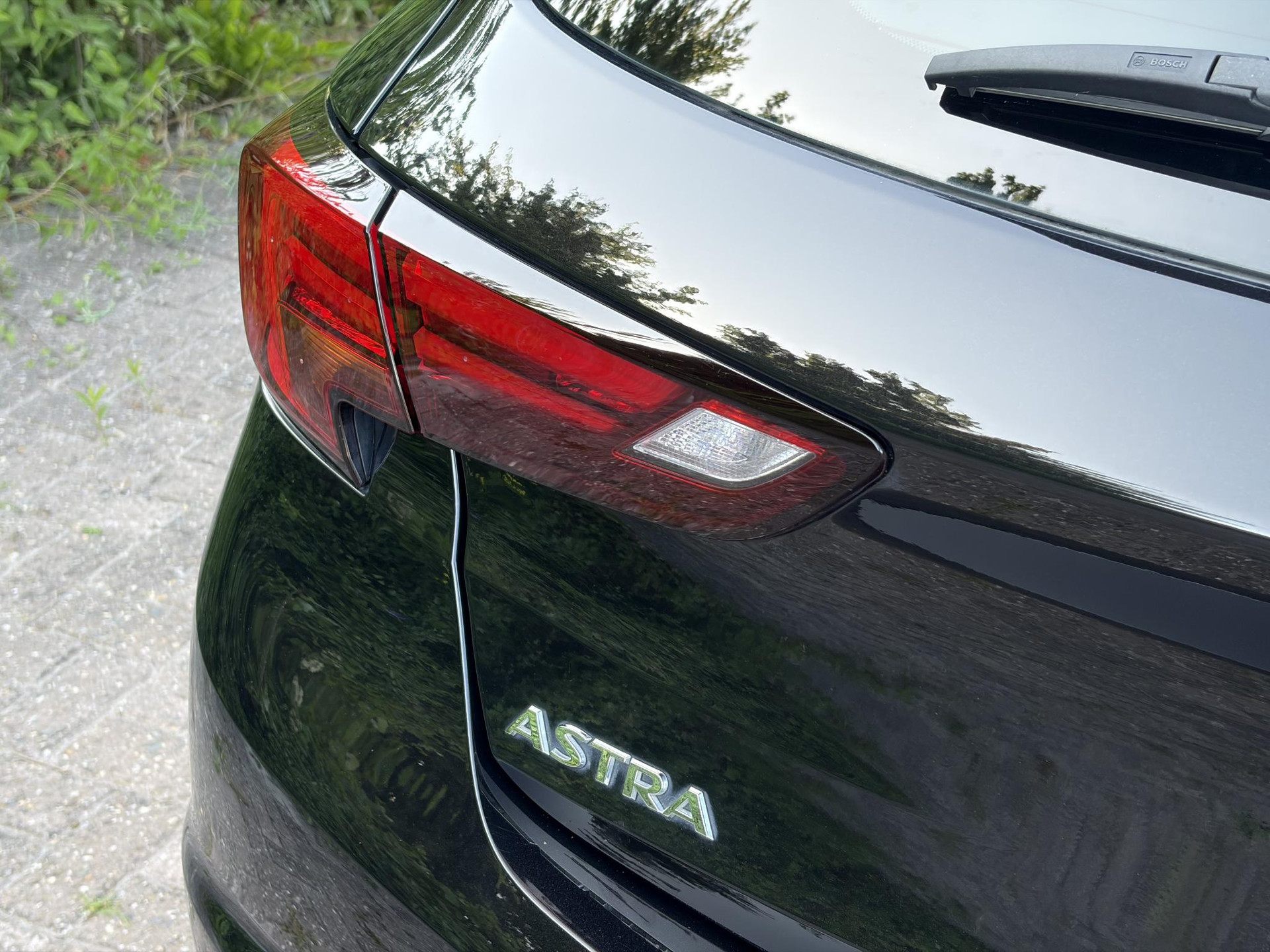 Opel Astra 1.2 Launch Elegance 2e Eigenaar,Camera,Stoelverw-Stuurverw,110pk,Navi,Carplay,Halfleder,Elekt.Stoel,6 Bak,Clima,Cruise,Lm velgen,Pdc V+A,N.A.P,Net beurt gehad,Apk tot 09-2028