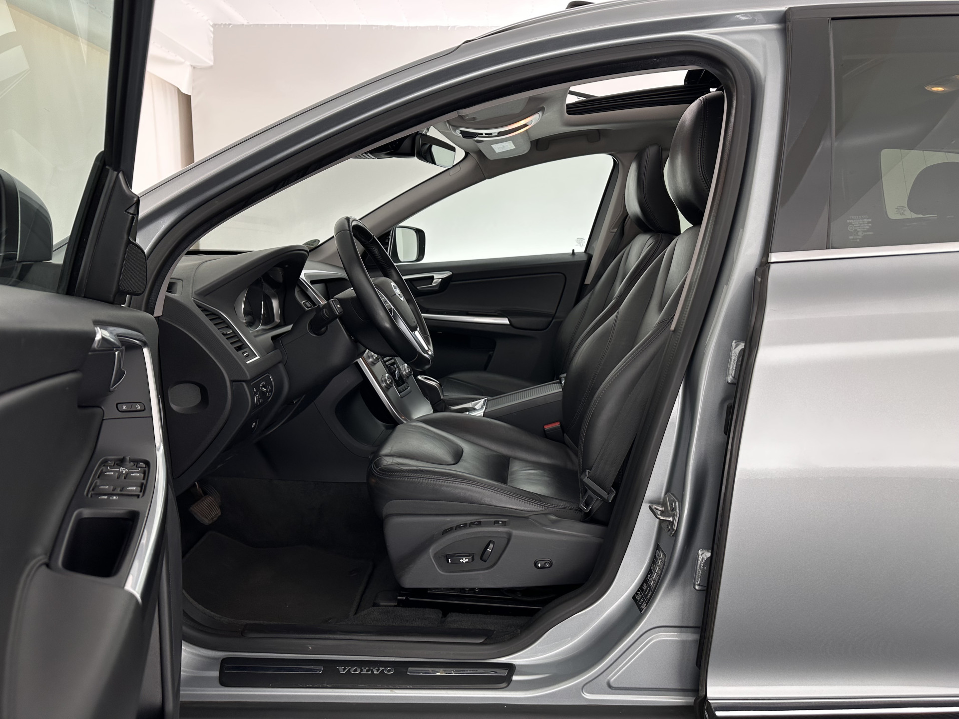 Volvo XC60 2.0 D4 FWD Polar+ Aut. *PANO | LEATHER | XENON | ADAPTIVE-CRUISE | MEMORY-PACK | BLINDSPOT | HEATED-COMFORTSEATS | NAVI-FULLMAP | CAMERA | PRIVACYGLASS | ECC | TOWBAR | PDC | LANE-ASSIST | 17''ALU*