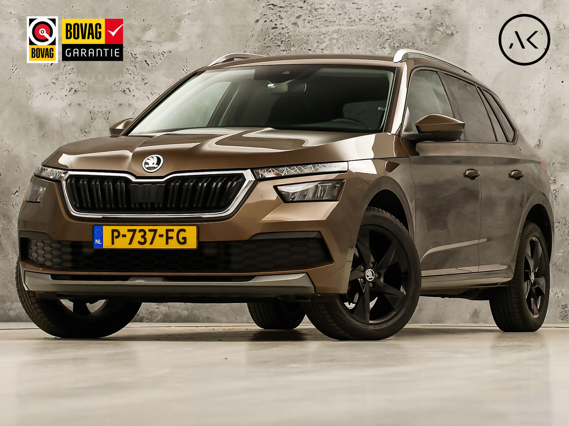 Škoda Kamiq 1.0 TSI Ambition Sport Automaat (APPLE CARPLAY, GROOT NAVI, CLIMATE, GETINT GLAS, STOELVERWARMING, SPORTSTOELEN, PARKEERSENSOREN, GETINT GLAS, NIEUWSTAAT)