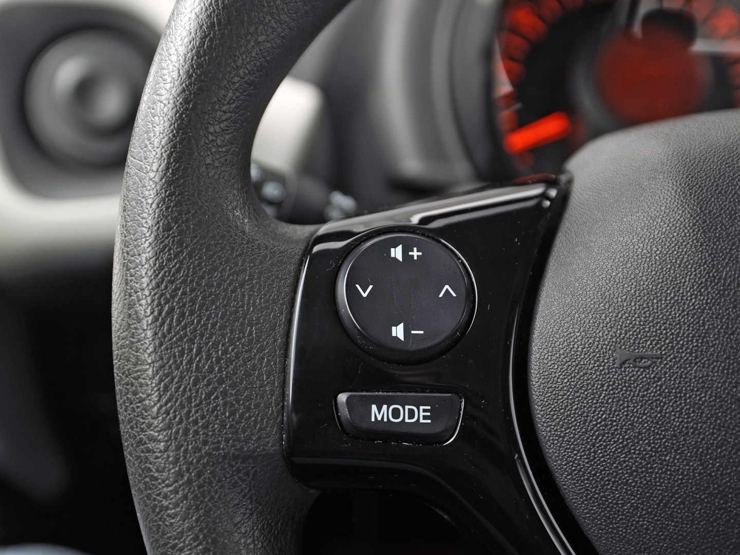 Peugeot 108 1.0 e-VTi Sport (AIRCO, BLUETOOTH, SPORTSTOELEN, ELEK RAMEN, MULTIFUNCTIONEEL STUURWIEL, NIEUWSTAAT)