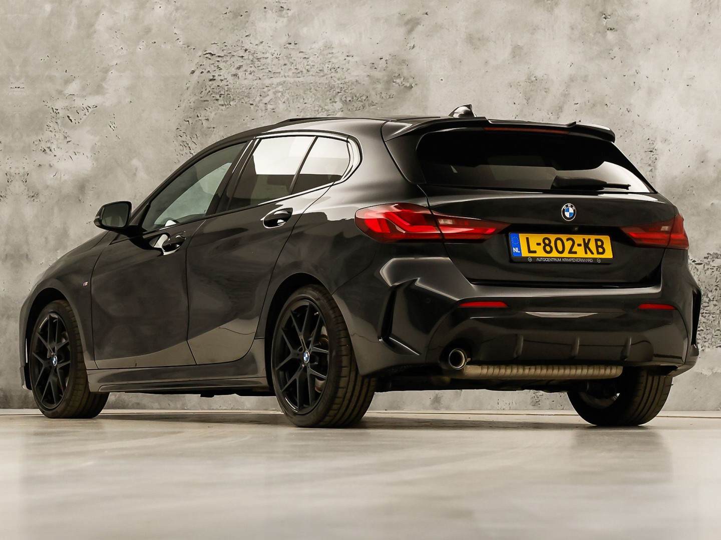 BMW 1 Serie 118i M Sport Automaat (PANORAMADAK, M PAKKET, DEALER ONDERHOUDEN, STUUR/STOELVERWARMING, CAMERA, BRUIN LEDER, SPOILER, BLACK PACK, SFEERVERLICHTING, NIEUWSTAAT)