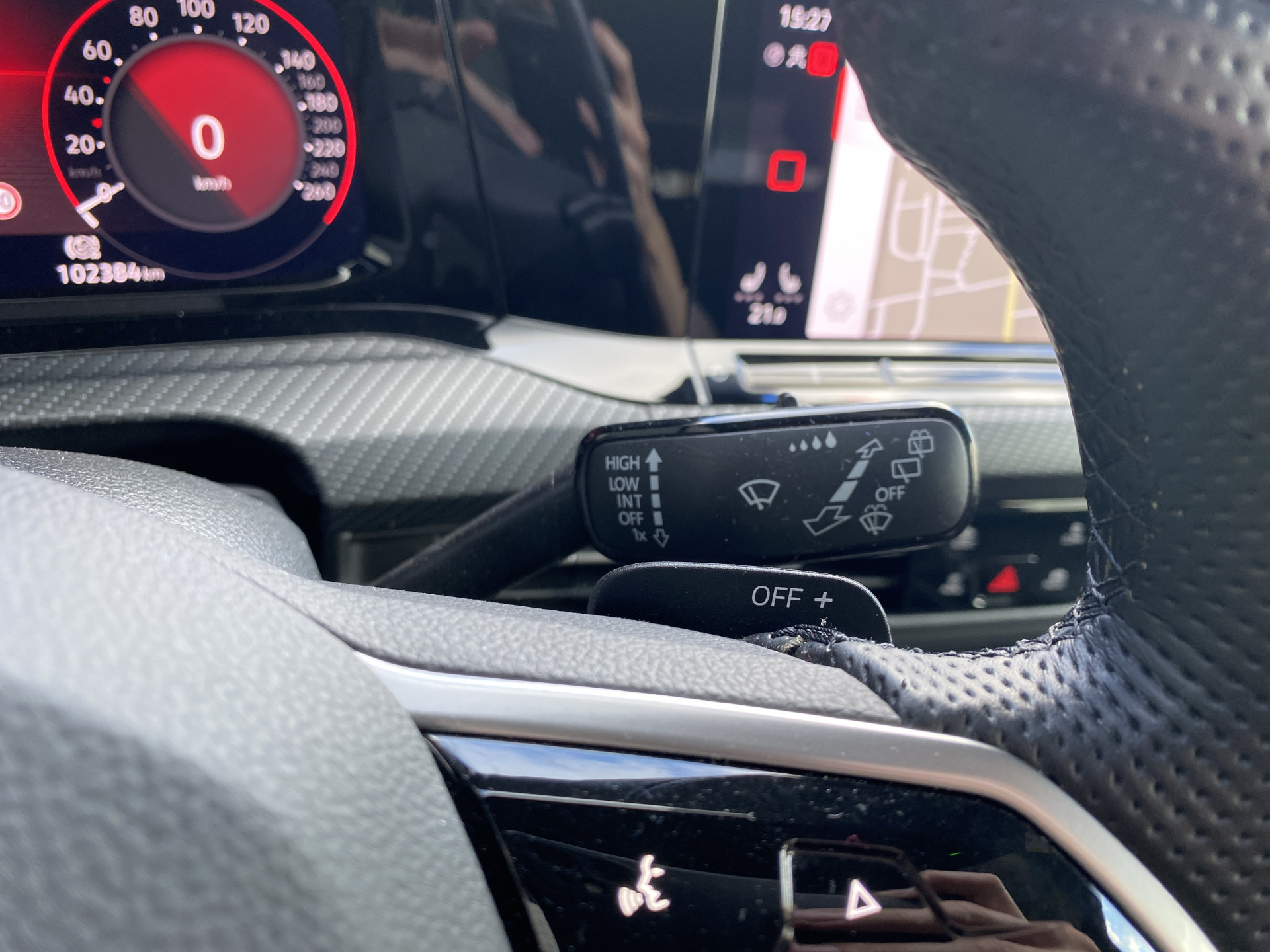 Volkswagen Golf 1.5 eTSI R-Line AUT. | dealer onderh. | panoramadak | stoel-/stuurverw. | keyless | trekhaak | carplay