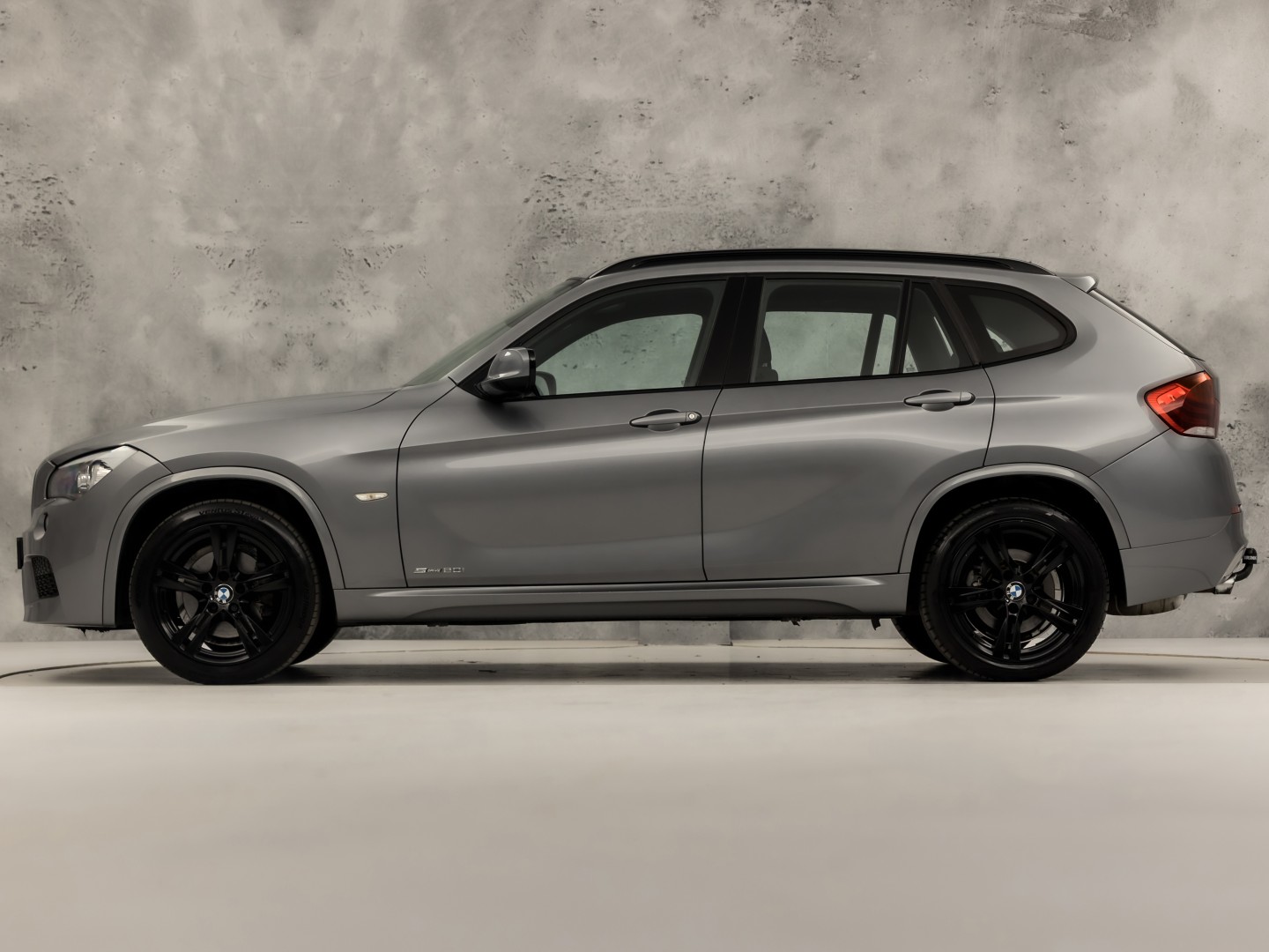 BMW X1 sDrive20i M Sport 184Pk Automaat (GROOT NAVI, CLIMATE, ALCANTARA, TREKHAAK, SPORTSTOELEN, XENON, ZWART HEMEL, PARKEERSENSOREN, NIEUWSTAAT)