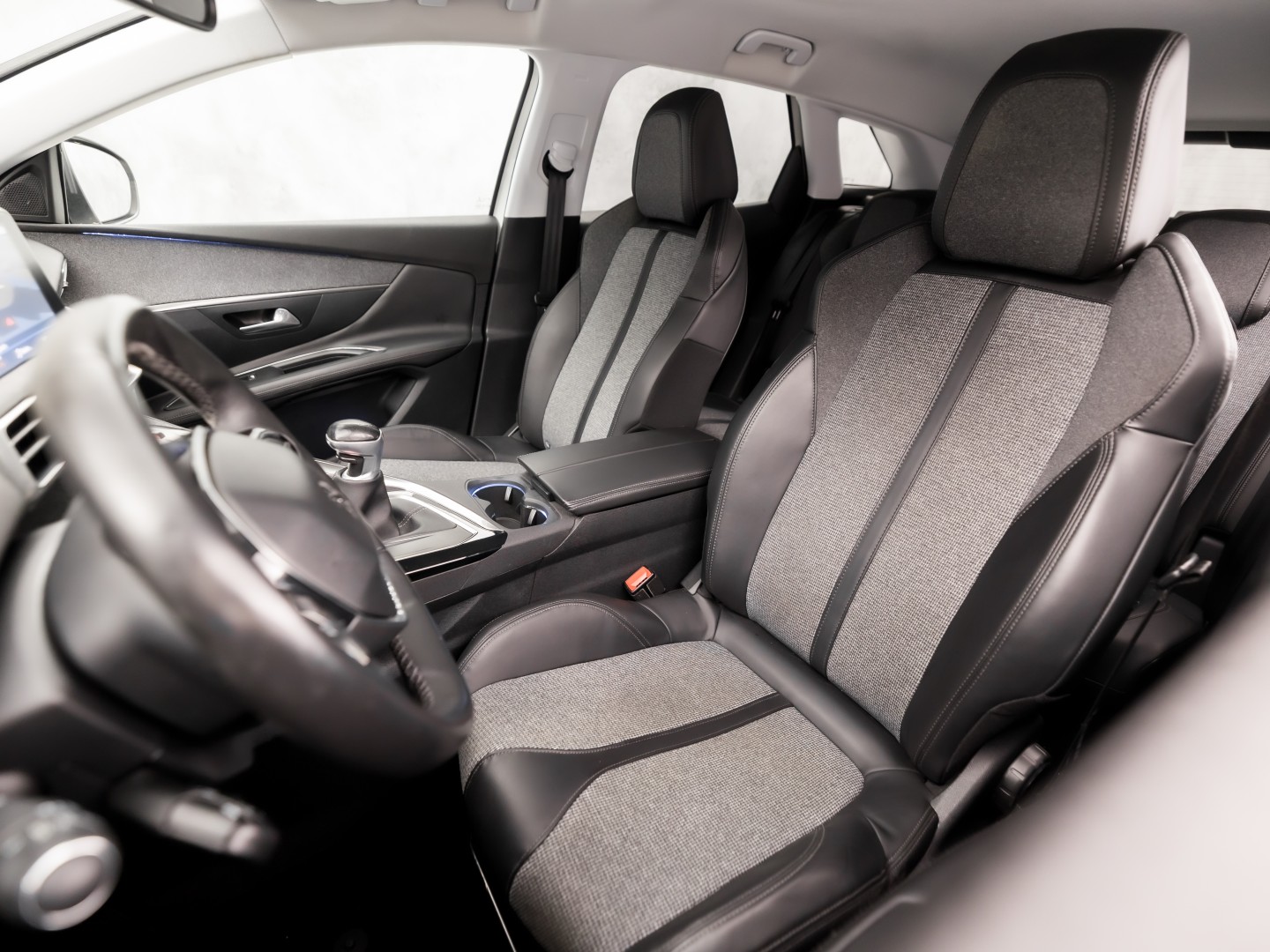 Peugeot 3008 1.2 PureTech Allure Sport (APPLE CARPLAY, GROOT NAVI, 360 CAMERA, DRIVE MODE, GETINT GLAS, SPORTSTOELEN, LEDER, TREKHAAK, CRUISE, NIEUWSTAAT)