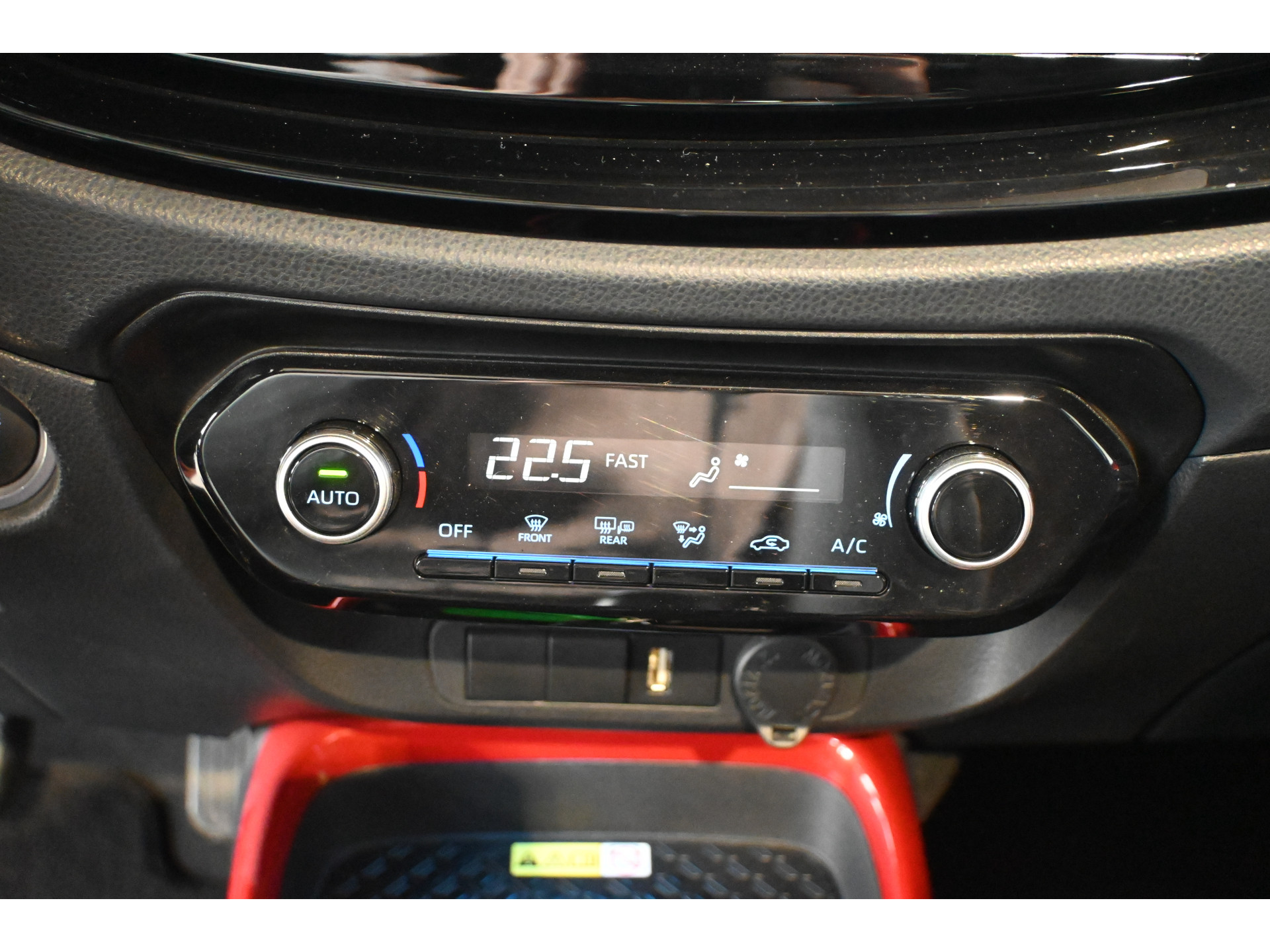 Toyota Aygo X 1.0 VVT-i MT Play Clima Carplay Panoramadak Camera LED Rijklaarprijs Inruil Mogelijk!