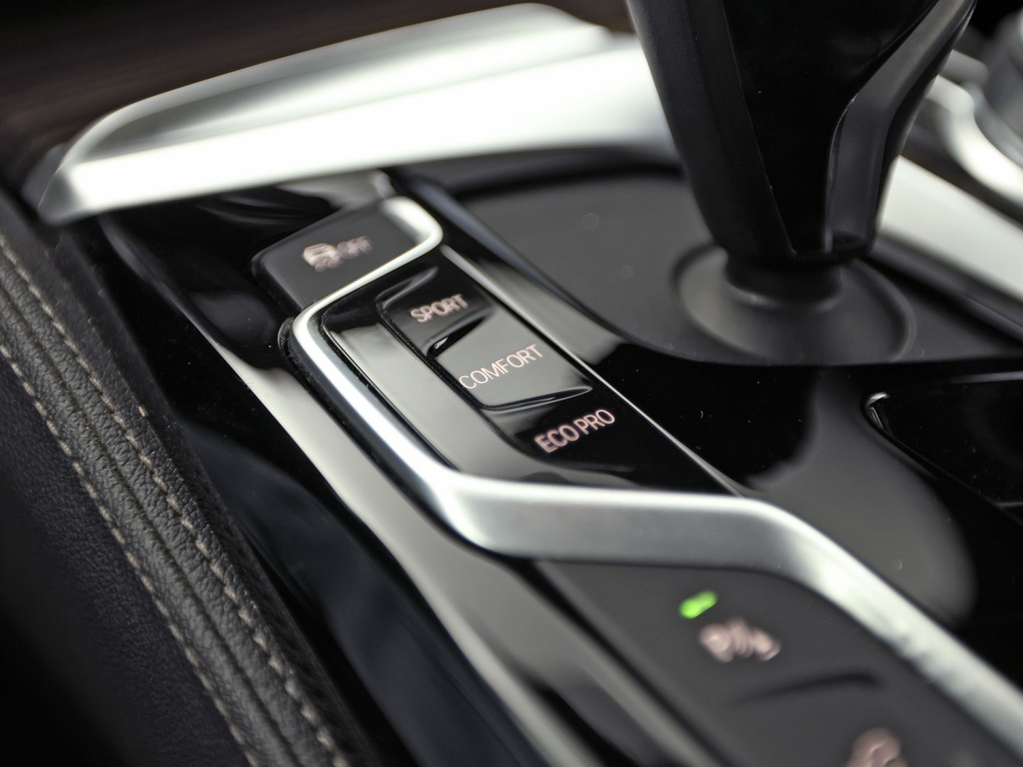BMW 5-serie 520i M Sport High Executive 184Pk Automaat (GROOT NAVI, M PAKKET, 360 CAMERA, MEMORY SEATS, HARMAN/KARDON, STUUR/STOELVERWARMING, LUXE LEDER, HEAD-UP DISPLAY, GETINT GLAS, NIEUWSTAAT)