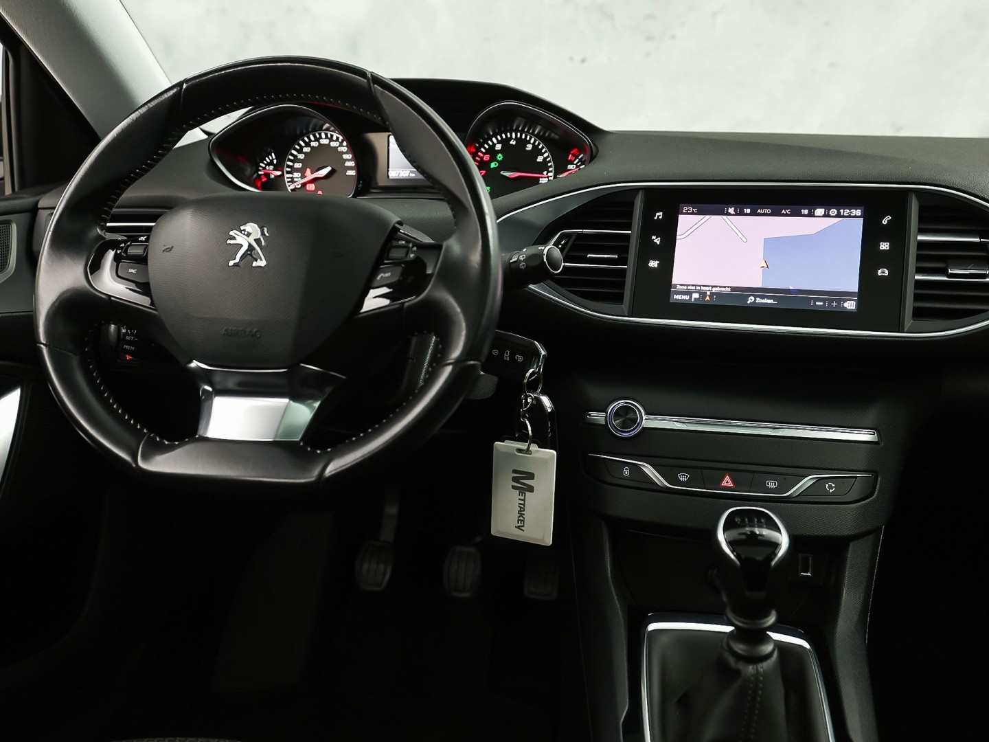 Peugeot 308 SW 1.2 PureTech Sport (PANORAMADAK, APPLE CARPLAY, GROOT NAVI, TREKHAAK, GETINT GLAS, SPORTSTOELEN, PARKEERSENSOREN, CRUISE, NIEUWSTAAT)