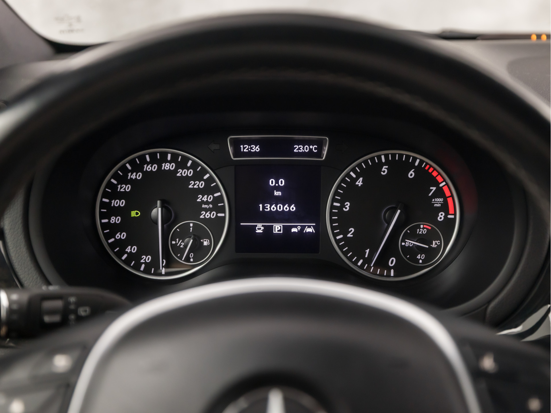 Mercedes-Benz B-Klasse 200 AMG Sport 157Pk (GROOT NAVI, CLIMATE, CAMERA, HARMAN/KARDON, STOELVERWARMING, LEDEREN SPORTSTOELEN, HARMAN/KARDON, XENON, ZWART HEMEL, NIEUWSTAAT)