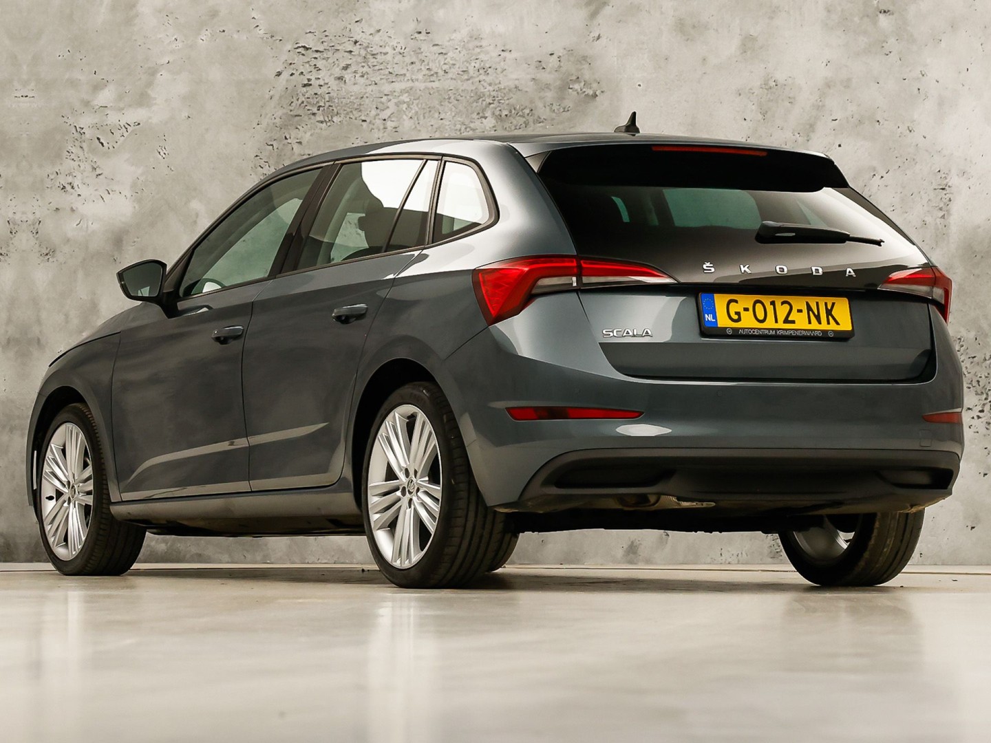 Škoda Scala 1.0 TSI Sport Automaat (VIRTUAL COCKPIT, APPLE CARPLAY, GROOT NAVI, CLIMATE, STOELVERWARMING, SPORTSTOELEN, PARKEERSENSOREN, LED KOPLAMPEN, NIEUWSTAAT)