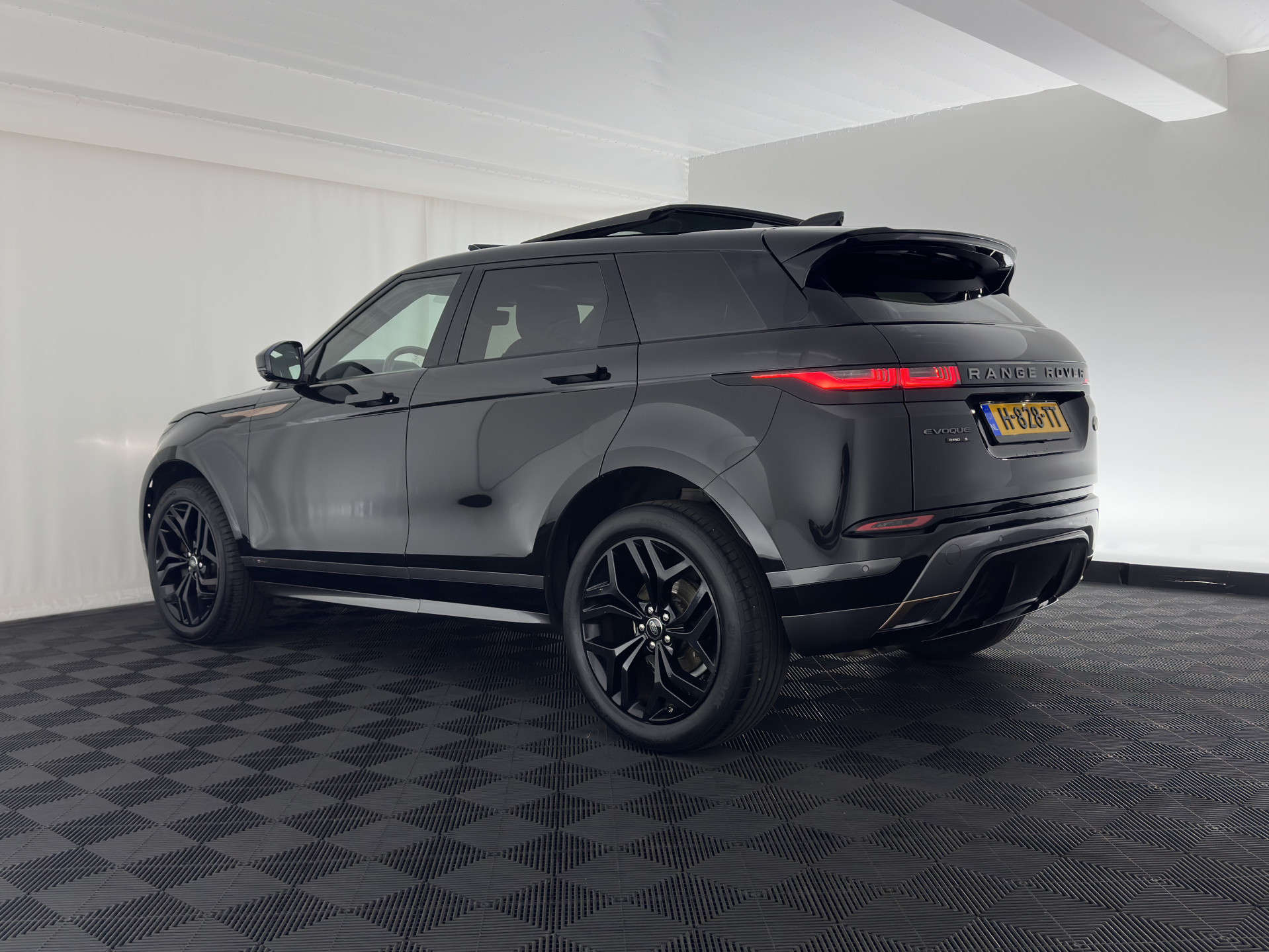 Land Rover Range Rover Evoque 2.0 D150 R-Dynamic *PANO | LEATHER | FULL-LED | NAVI-FULLMAP | CAMERA | KEYLESS | ECC | TOPVIEW | CARPLAY | HEATED-COMFORTSEATS | PDC | CRUISE | PRIVACY-GLASS | 20''ALU*