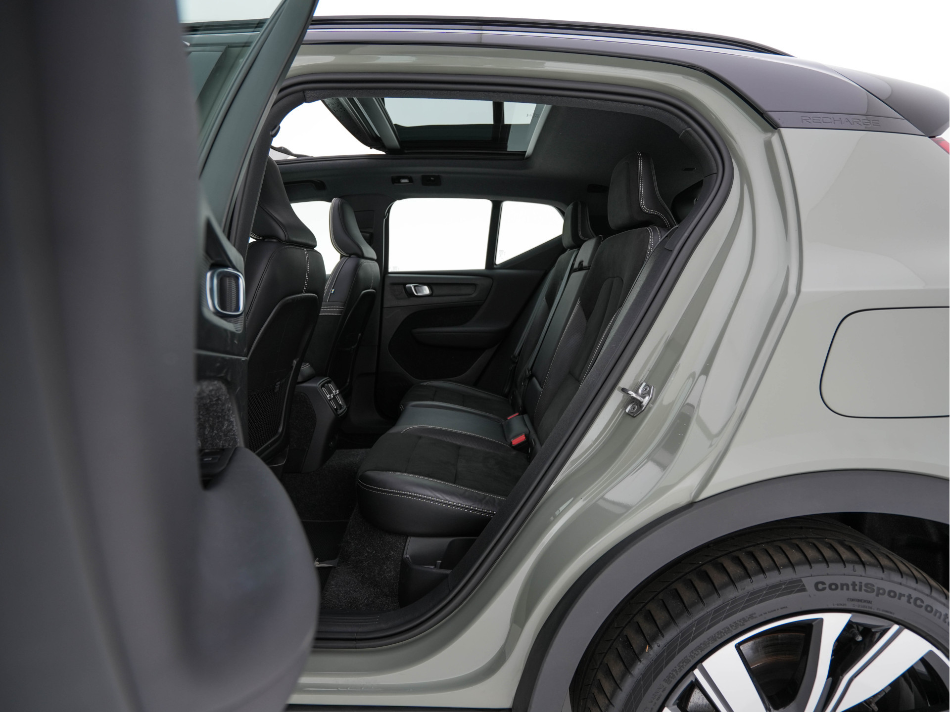 Volvo XC40 Recharge P8 AWD R-Design [ 3-Fase-11kW ] {SOH-90%} (INCL-BTW) Aut. *PANO | LEATHER-ALCANTARA | ADAPTIVE-CRUISE | DIGI-COCKPIT | FULL-LED | HARMAN/KARDON | CAMERA | NAVI-FULLMAP | ECC | PDC | KEYLESS | HEATED-SPORTSEATS | TOWBAR | 20''ALU*