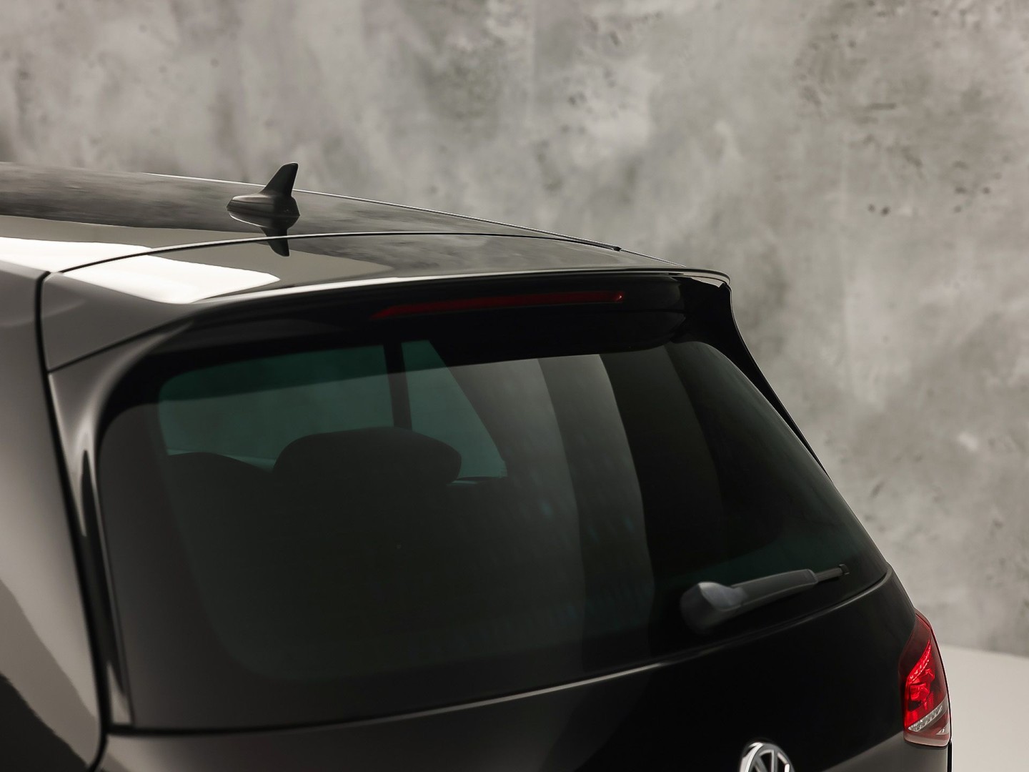 Volkswagen Golf 2.0 TSI GTI 220Pk Automaat (NAVIGATIE, CLIMATE, LEDER, STOELVERWARMING, SPORTSTOELEN, GETINT GLAS, XENON, NIEUWSTAAT)