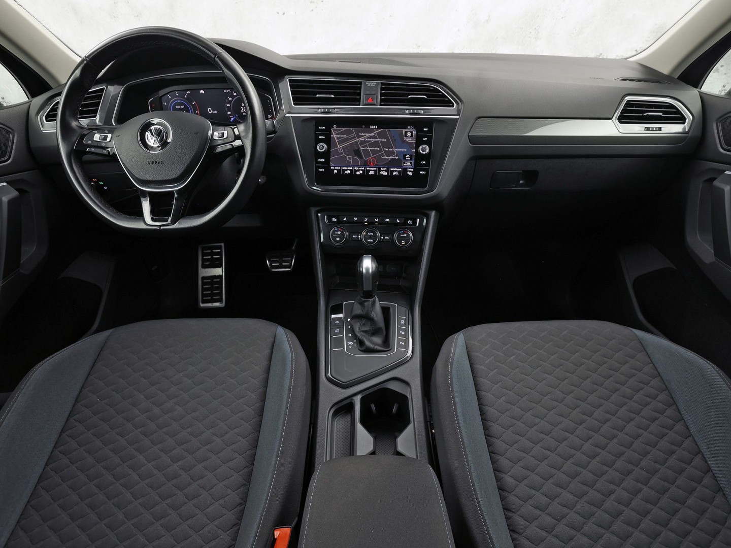 Volkswagen Tiguan 1.5 TSI ACT Highline 150Pk Automaat (VIRTUAL COCKPIT, APPLE CARPLAY, GROOT NAVI, CAMERA, STOELVERWARMING, SPORTSTOELEN, GETINT GLAS, ADAPTIVE CRUISE, NIEUWSTAAT)