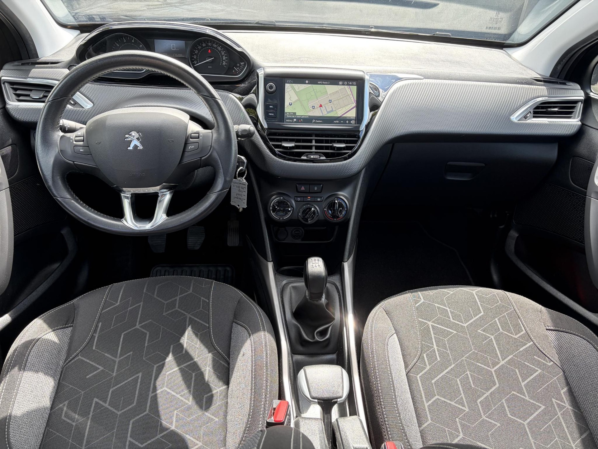 Peugeot 2008 1.2 PureTech Blue Lion D-riem vv in 2024 l Pano l Navi l 110pk l Trekhaak l Carplay l Airco l Cruise l Pdc l Recent beurt gehad l N.A.P l Apk tot 01-2027
