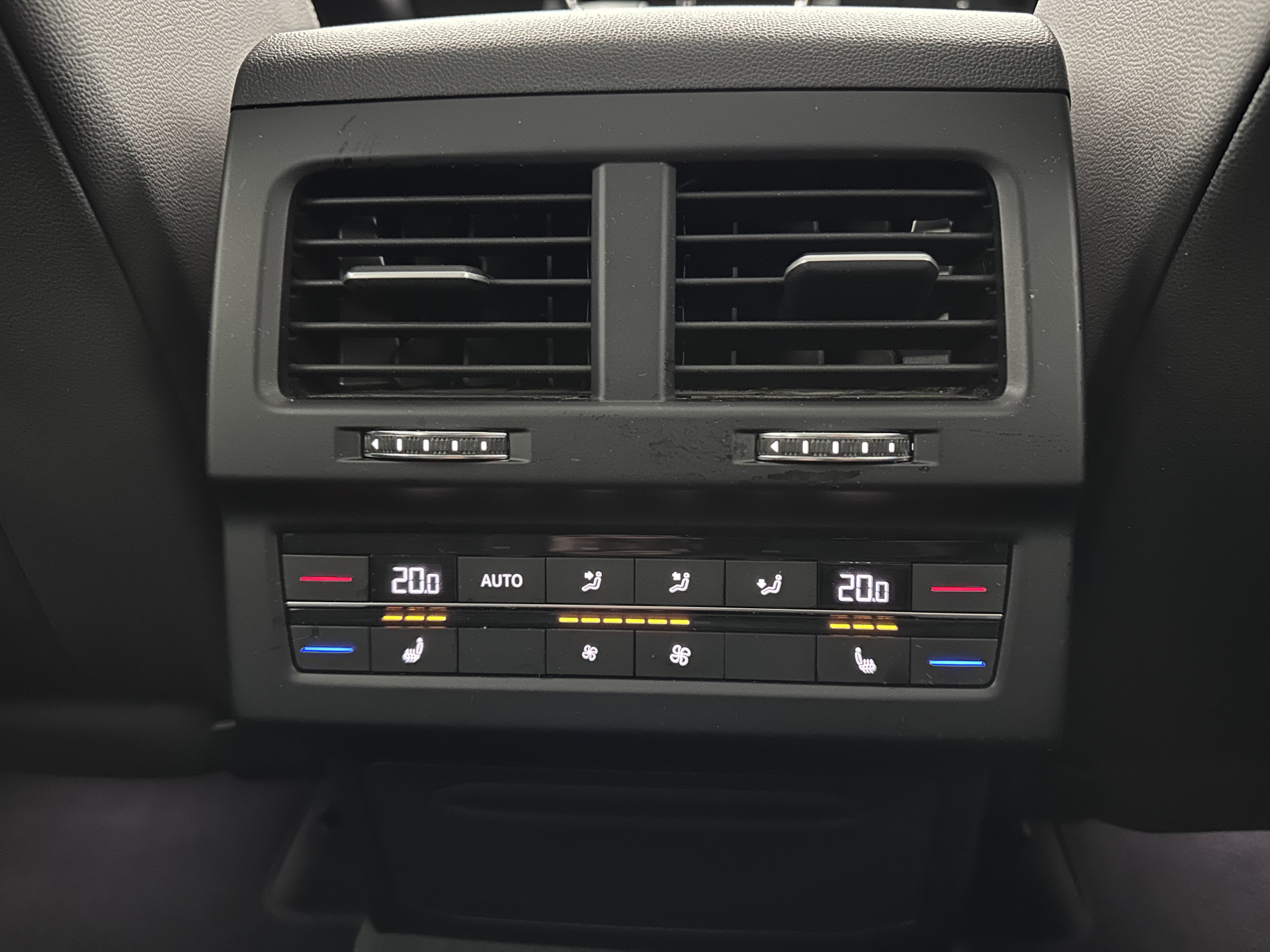 Volkswagen Touareg 3.0 TDI R-Line (INCL-BTW) Aut. *LUXURY-LEATHER | FULL-LED | BLIND-SPOT | HEATED-COMFORTSEATS | AIR-SUSPENSION | KEYLESS | CAMERA | NAVI-FULLMAP | PRIVACY-GLASS | ADAPTIVE-CRUISE |  SHIFT-PADDLES | TOWBAR*