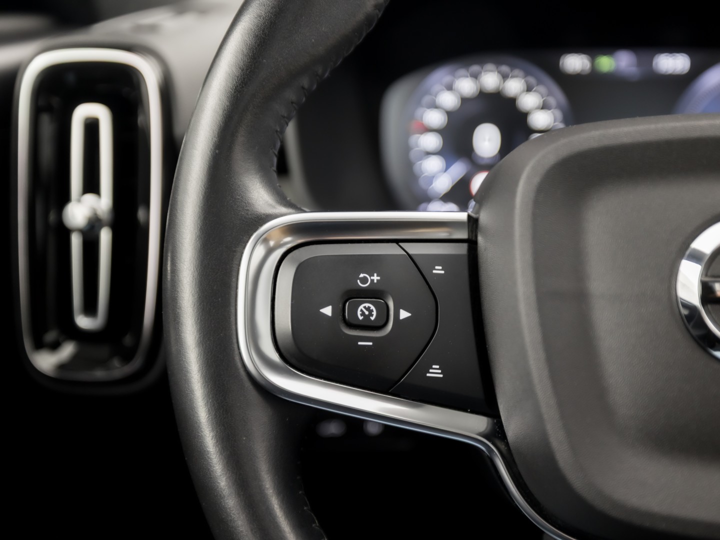 Volvo XC40 1.5 T5 Recharge Inscription Sport 262Pk Automaat (PANORAMADAK, APPLE CARPLAY, MEMORY SEAT, ZWART HEMEL, CAMERA, LEDER, SPORTSTOELEN, ELEK ACHTERKLEP, NIEUWSTAAT)